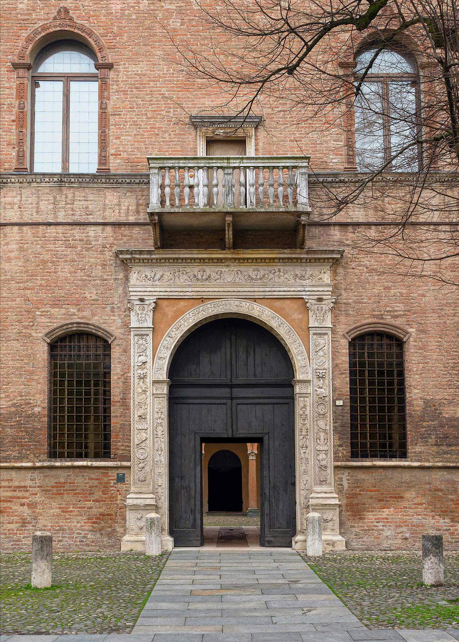 Parte centrale della facciata del Palazzo dei Principi in Correggio (1507)