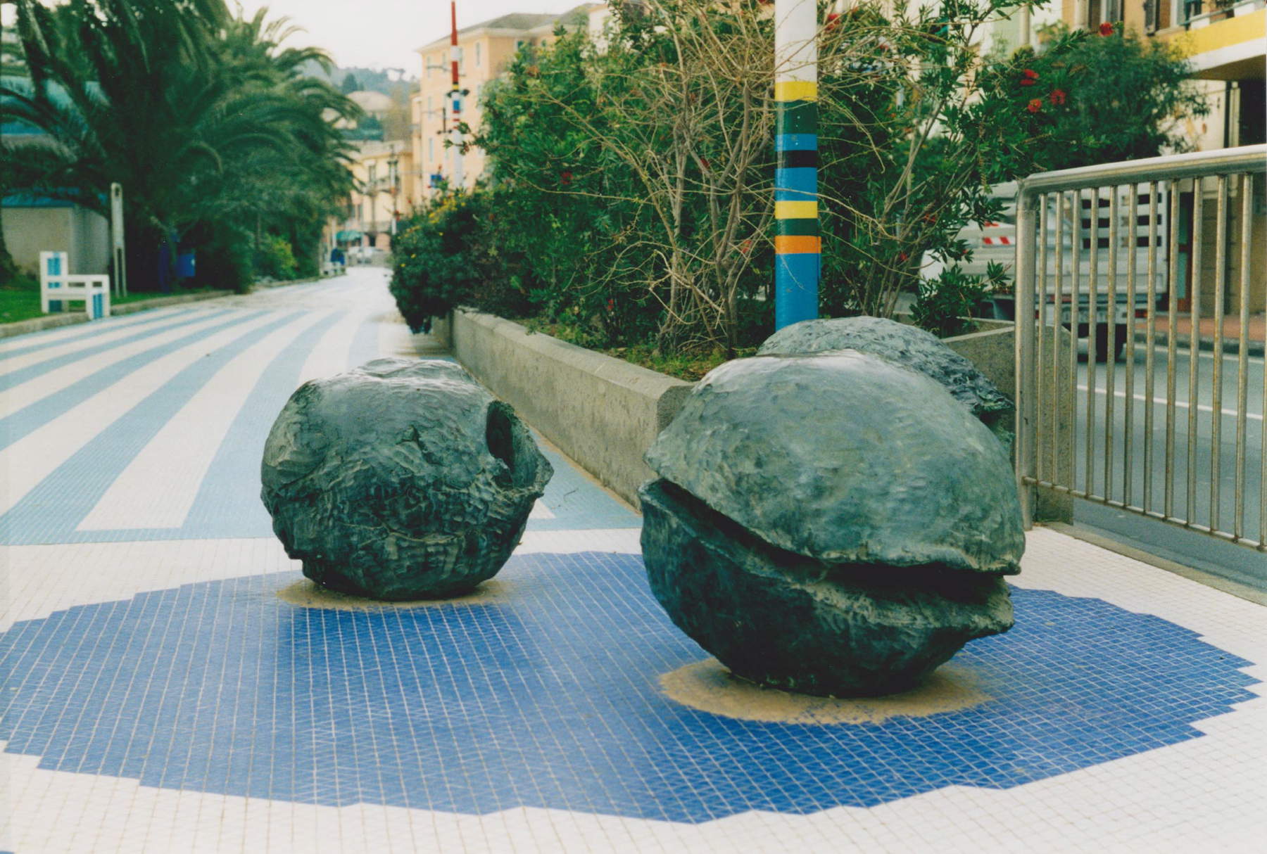 Lucio Fontana, Räumliche Konzepte. Natur (1963; Bronze; Albissola Marina, Lungomare degli Artisti) Lucio Fontana, Räumliche Konzepte. Natur (1963; Bronze; Albissola Marina, Lungomare degli Artisti)