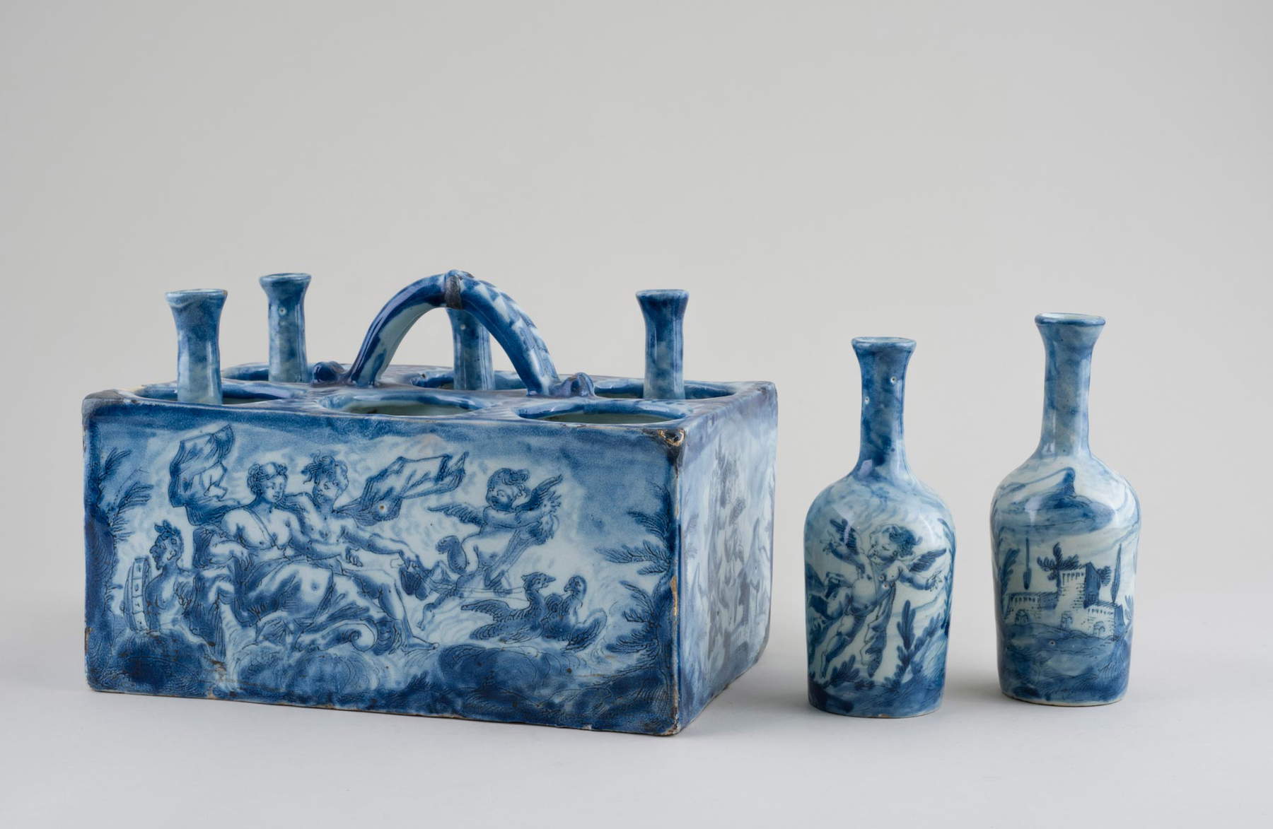 Manufaktur Merchiorre Corrado, Erfrischungsschale (zweite Hälfte des 17. Jahrhunderts; Fayence, barockes historisierendes Dekor, Durchmesser 23 cm; Savona, Museo della Ceramica). Foto: Fulvio Rosso Manufaktur Merchiorre Corrado, Erfrischungsschale (zweite Hälfte des 17. Jahrhunderts; Fayence, barockes historisierendes Dekor, Durchmesser 23 cm; Savona, Museo della Ceramica). Foto: Fulvio Rosso