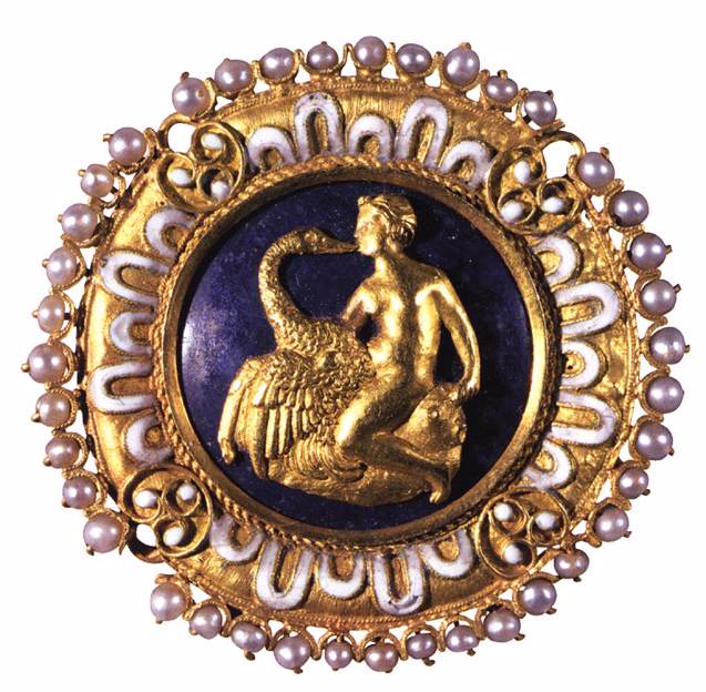 Benvenuto Cellini, Épingle à chapeau avec Léda et le cygne (vers 1520 ; or, lapis-lazuli et perles, diamètre 3,8 cm ; Florence, Museo Nazionale del Bargello) Benvenuto Cellini, Épingle à chapeau avec Léda et le cygne (vers 1520 ; or, lapis-lazuli et perles, diamètre 3,8 cm ; Florence, Museo Nazionale del Bargello)