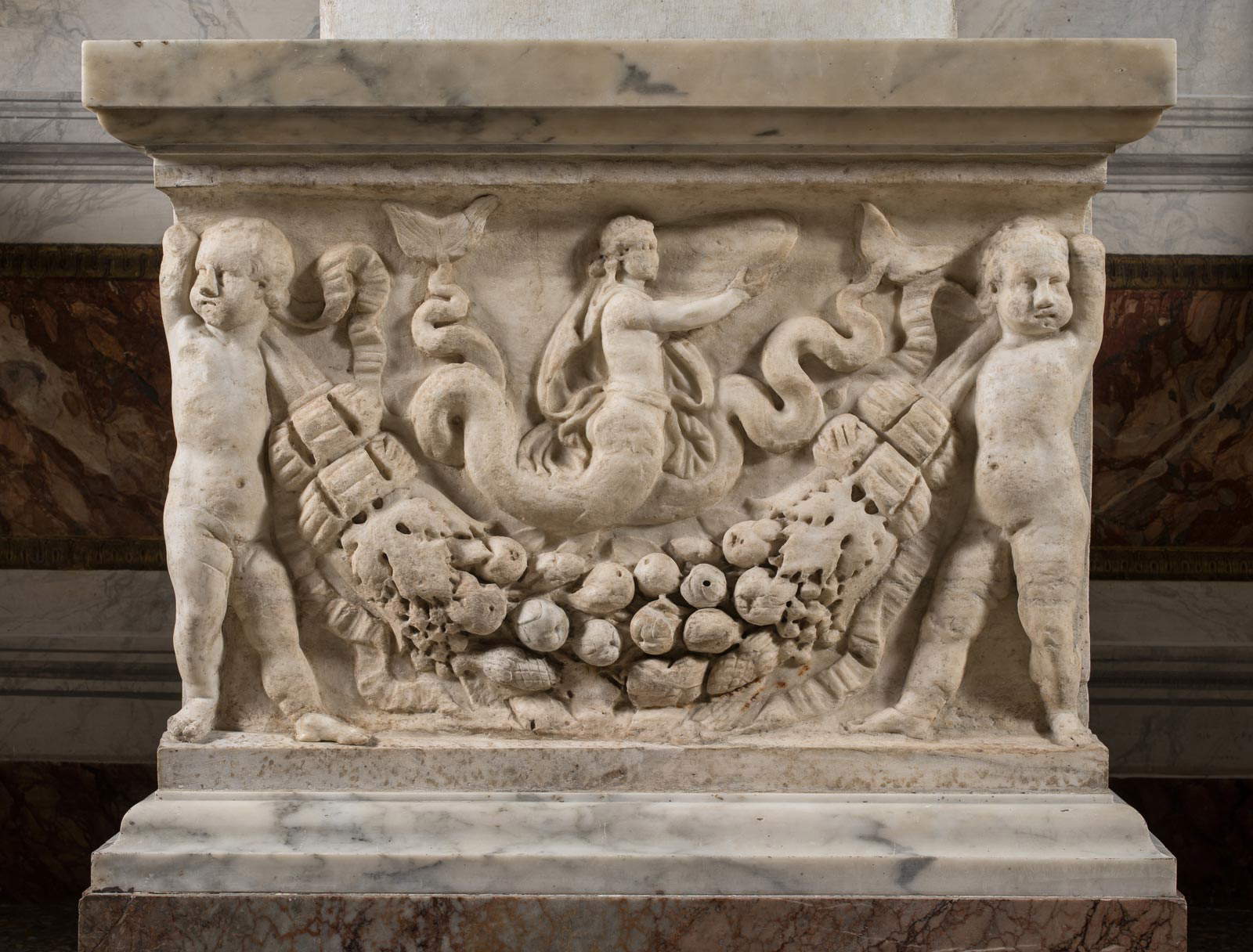 Arte romano, Frente de sarcófago con festones con nereidas portando las armas de Aquiles (130-150 d.C.; mármol, 55 x 82 cm; Roma, Galería Borghese) Arte romano, Frente de sarcófago con festones con nereidas portando las armas de Aquiles (130-150 d.C.; mármol, 55 x 82 cm; Roma, Galería Borghese)
