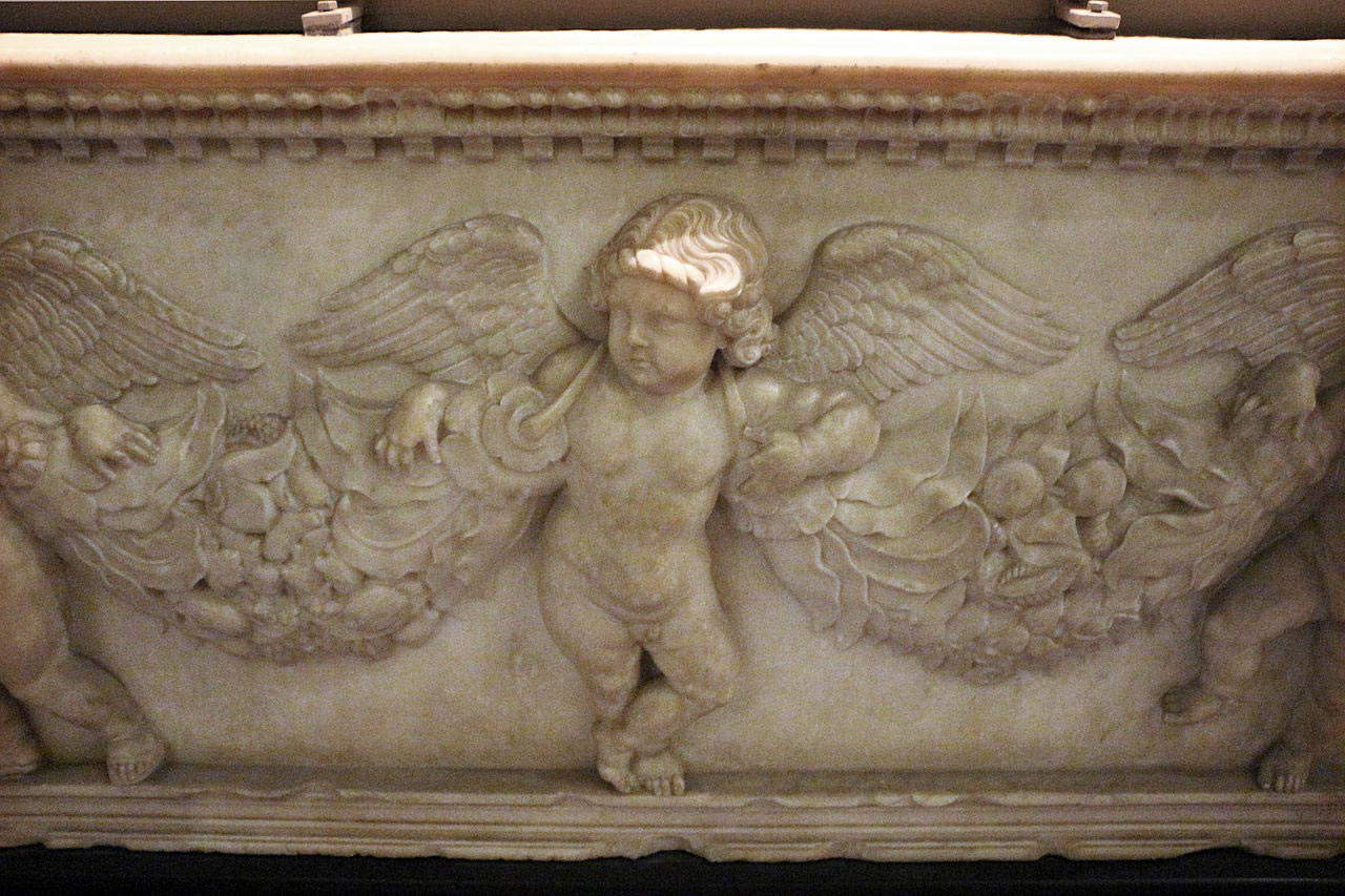 Uno de los putti sosteniendo festones. Foto: Francesco Bini Uno de los putti sosteniendo festones. Foto: Francesco Bini