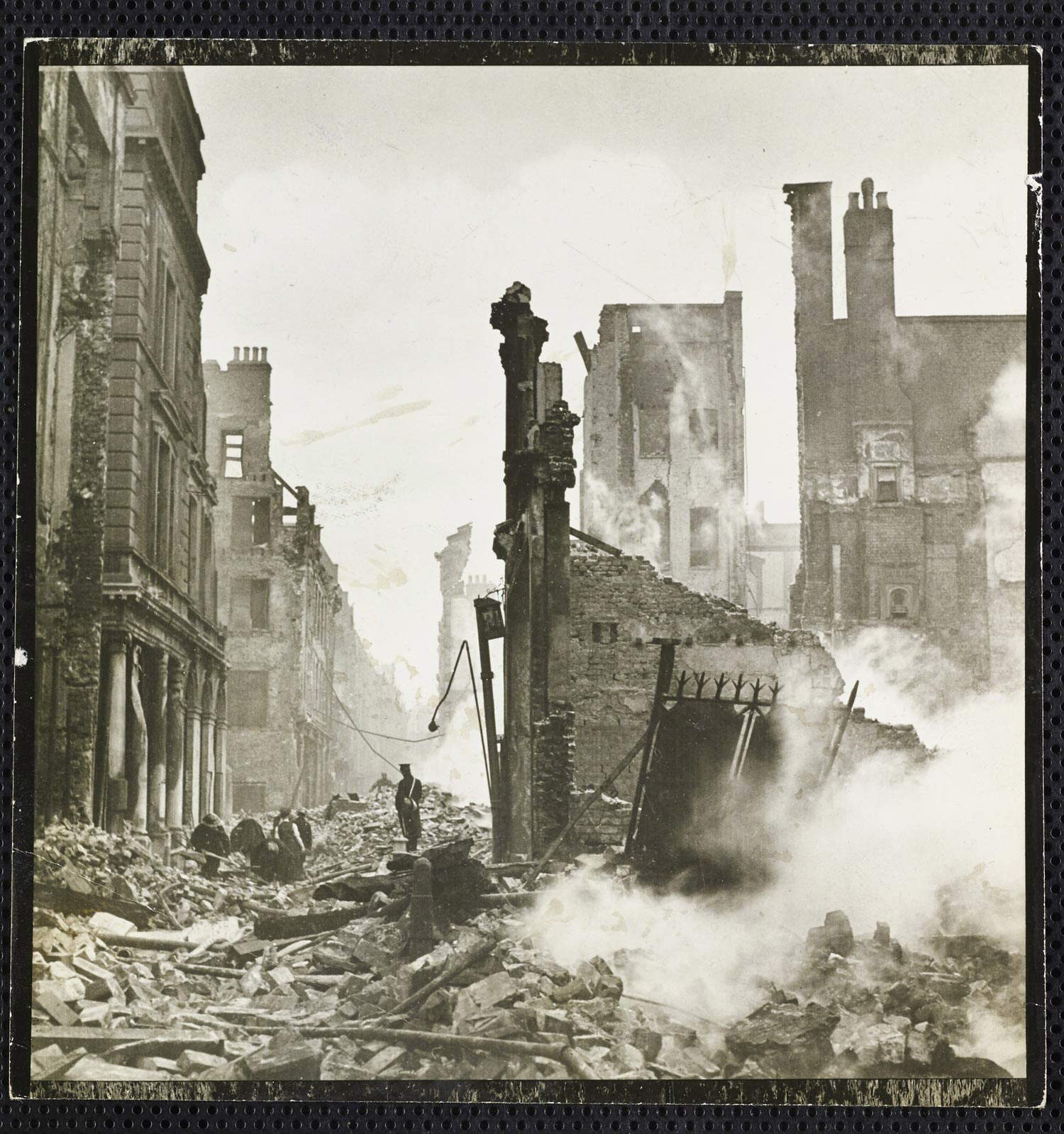 Cecil Beaton, Paternoster Row, Londres, despu&eacute;s del bombardeo, 1940, Vogue &copy; Cond&eacute; Nast