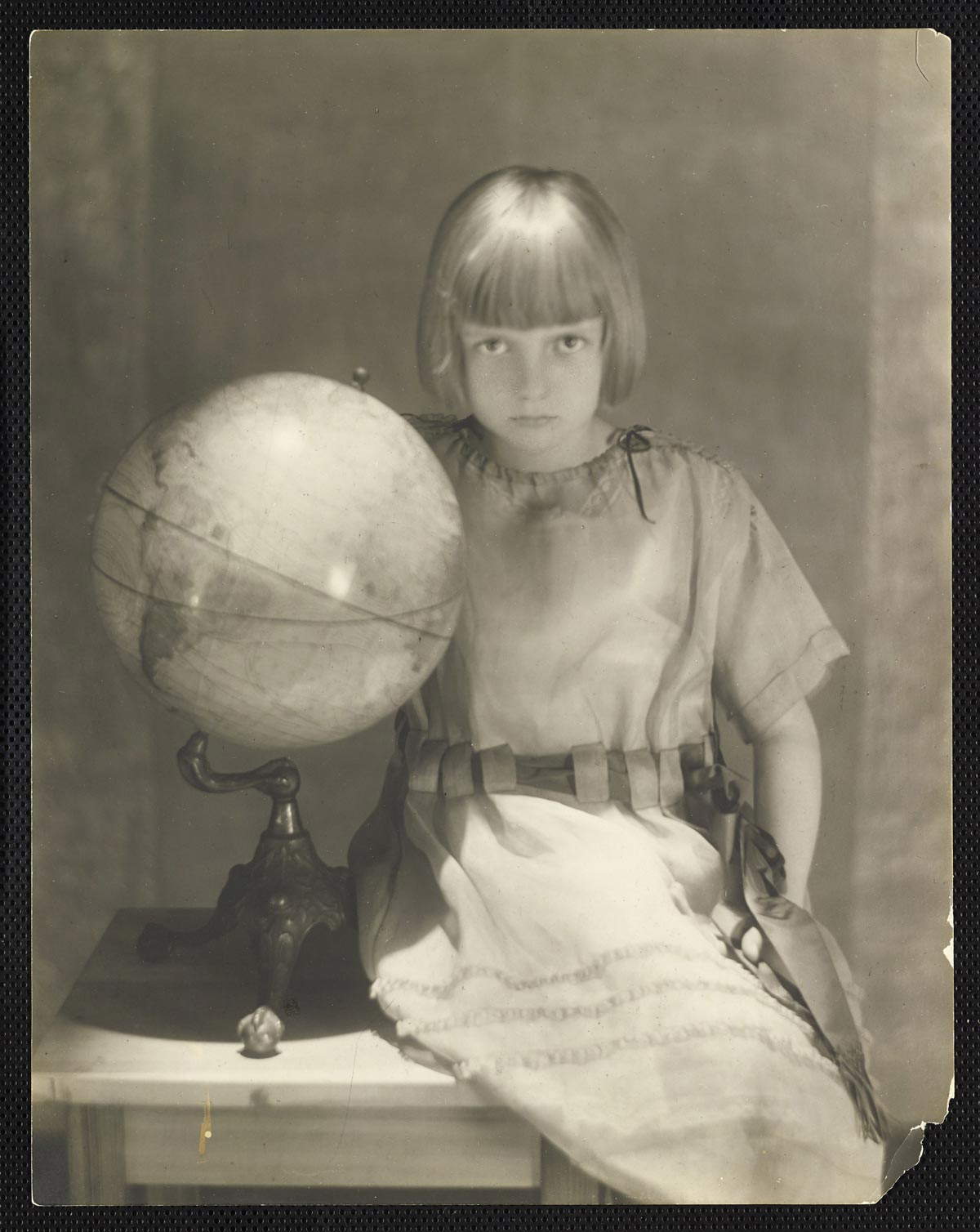 Adolf De Meyer, Joven sentada en una mesita junto a un globo terráqueo, 1919, Vogue &copy; Cond&eacute; Nast