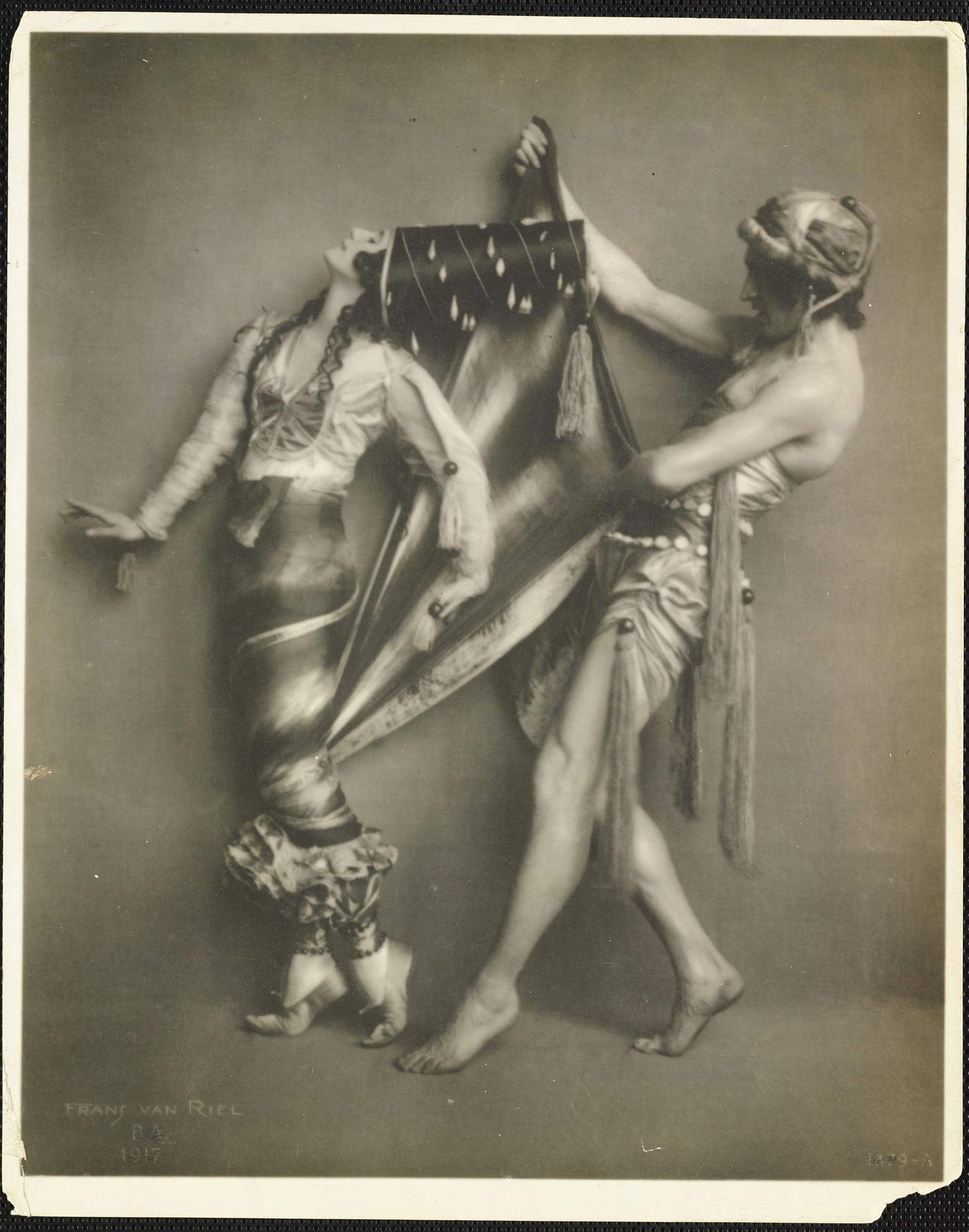 Franz Van Riel, Bailarinas Anna Pavlova y Hubert Stowitts en trajes del Cercano Oriente para la Danza Siria, 1917, Vogue &copy; Cond&eacute; Nast