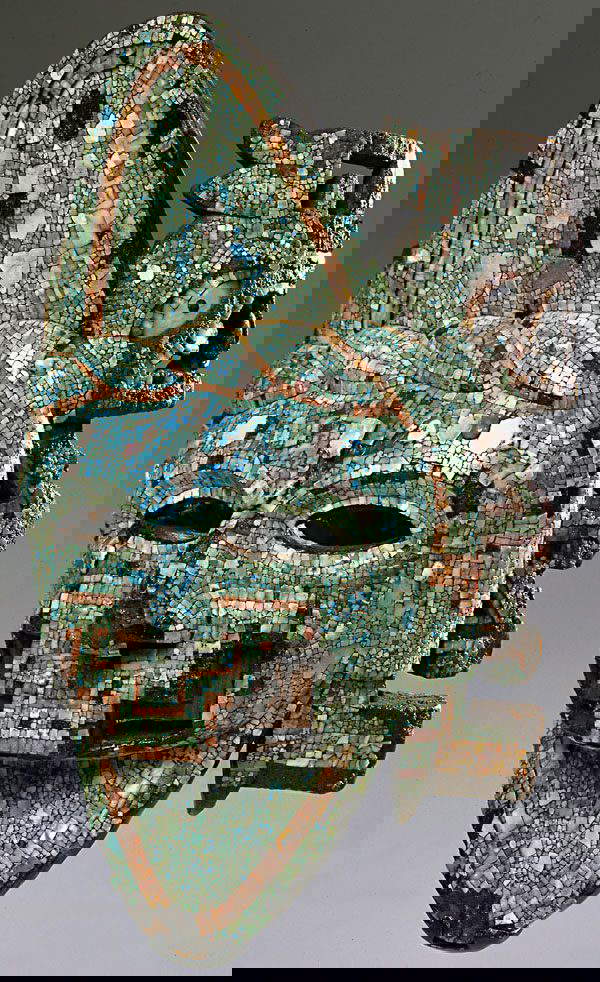 Mixtekische Kunst, Maske von Gottheiten (Mexiko, späte postklassische Periode - 15. bis frühes 16. Jahrhundert; Holz, Harz, Türkis, Spondylus princeps, Spondylus calcifer, Perlmutt, 24 × 14,5 × 1,35 cm; Rom, Museo delle Civiltà, Inv.-Nr. 4213) Mixtekische Kunst, Maske von Gottheiten (Mexiko, späte postklassische Periode - 15. bis frühes 16. Jahrhundert; Holz, Harz, Türkis, Spondylus princeps, Spondylus calcifer, Perlmutt, 24 × 14,5 × 1,35 cm; Rom, Museo delle Civiltà, Inv.-Nr. 4213)