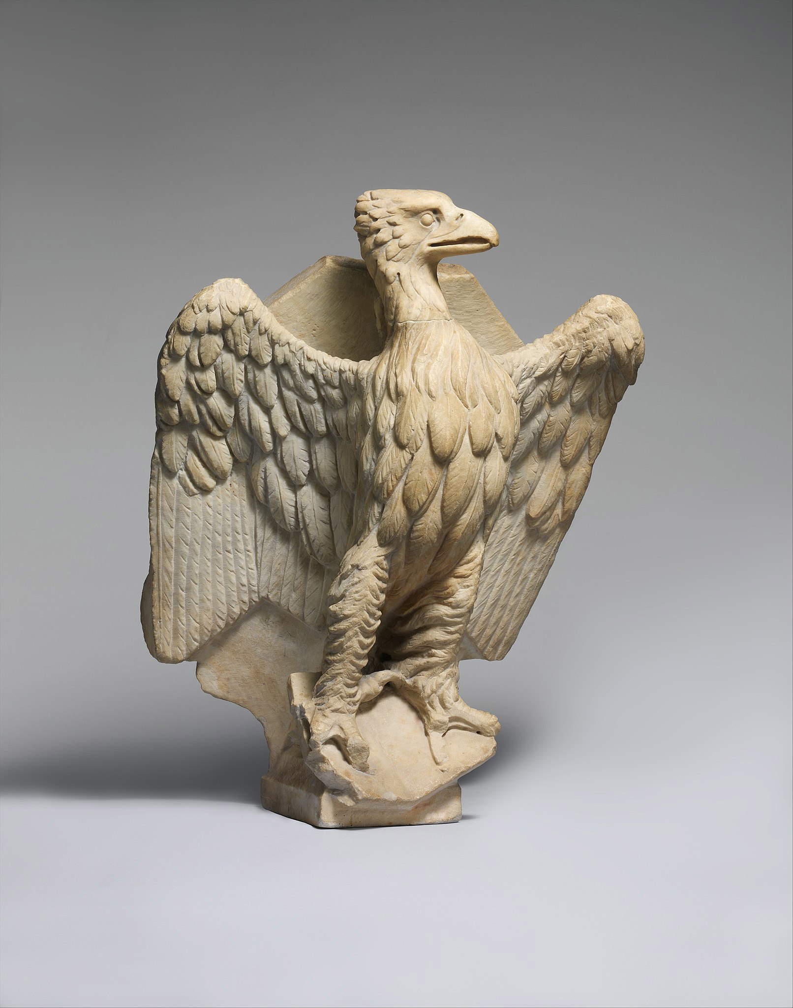 Giovanni Pisano, Atril con águila (1301; mármol, 70,5 x 61,5 x 40,6 cm; Nueva York, Metropolitan Museum) Giovanni Pisano, Atril con águila (1301; mármol, 70,5 x 61,5 x 40,6 cm; Nueva York, Metropolitan Museum)
