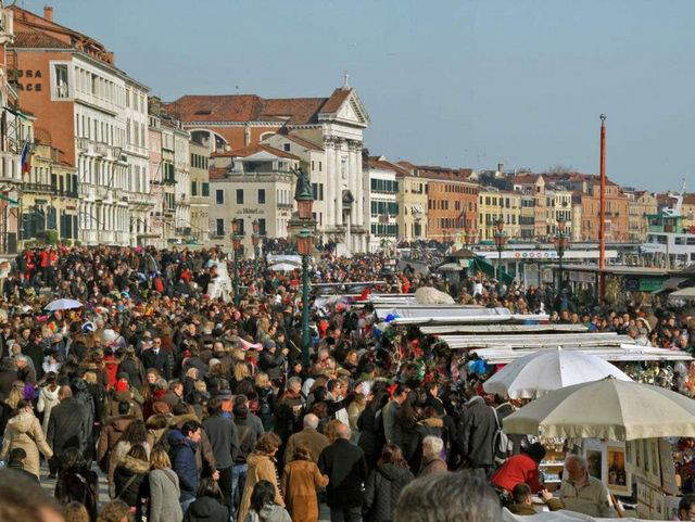 Turisti a Venezia. Foto: Stefano Accorsi Turisti a Venezia. Foto: Stefano Accorsi