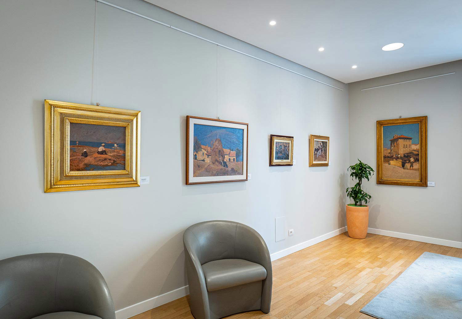 Montaje de la exposición Giovanni March - El pintor de la luz y la atmósfera. Foto: Emiliano Cicero Montaje de la exposición Giovanni March - El pintor de la luz y la atmósfera. Foto: Emiliano Cicero