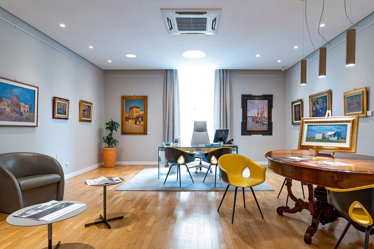 Montaje de la exposición Giovanni March - El pintor de la luz y la atmósfera. Foto: Emiliano Cicero Montaje de la exposición Giovanni March - El pintor de la luz y la atmósfera. Foto: Emiliano Cicero