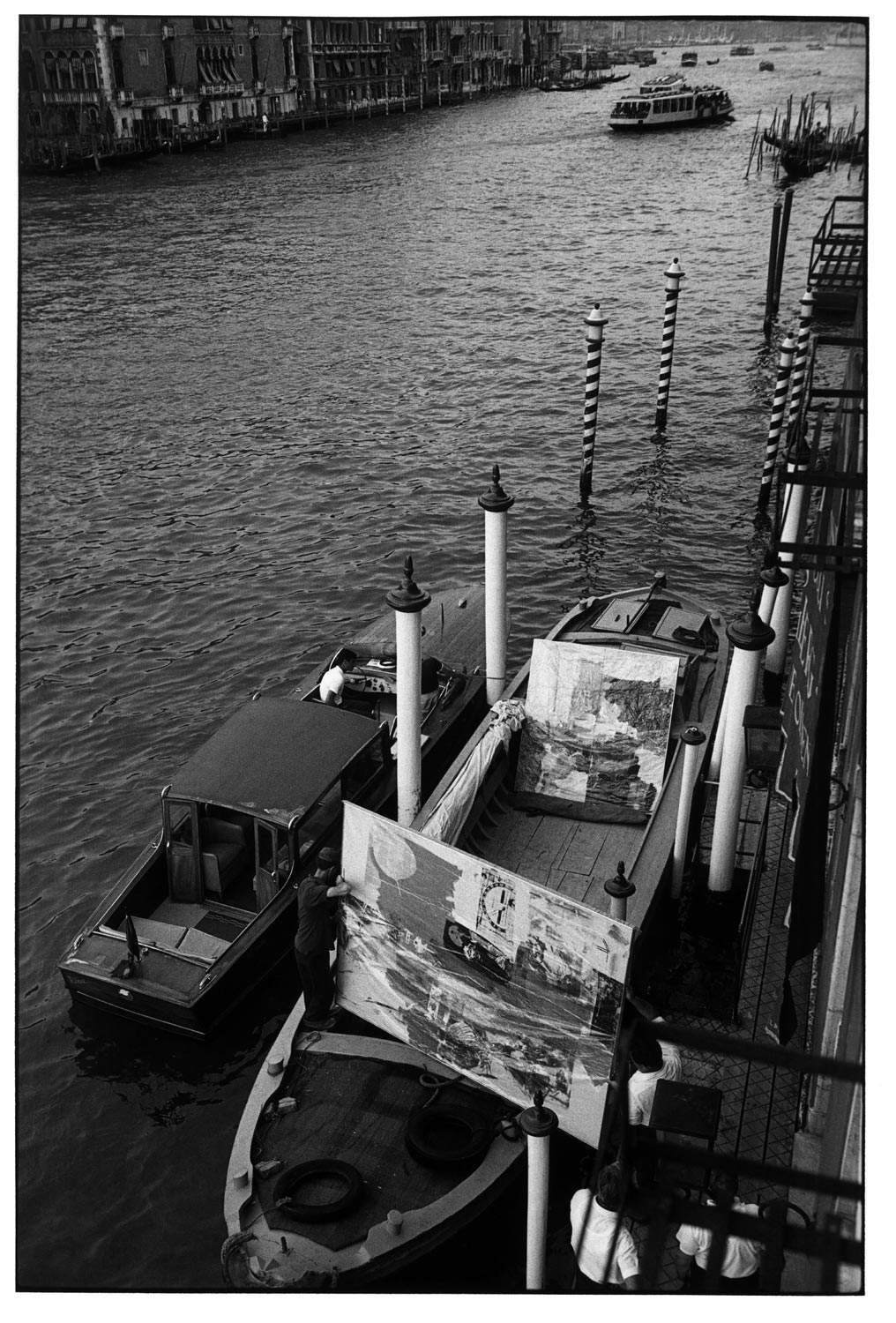 Ugo Mulas, Les œuvres des artistes pop transportées dans la lagune (XXXIIe Biennale internationale d'art, Venise, 1964) Ugo Mulas, Les œuvres des artistes pop transportées dans la lagune (XXXIIe Biennale internationale d'art, Venise, 1964)