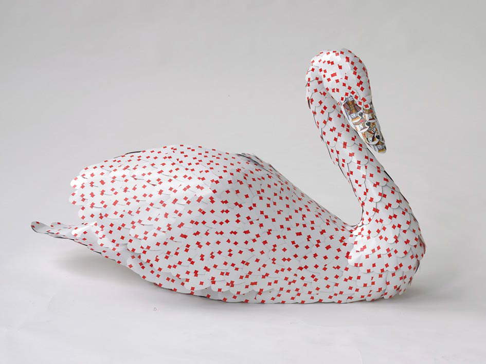Nicola Bolla, Swan (2006 ; cartes de jeu, 60 x 98 x 33 cm) Nicola Bolla, Swan (2006 ; cartes de jeu, 60 x 98 x 33 cm)