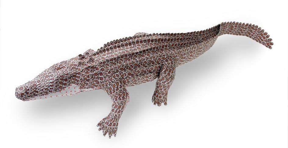 Nicola Bolla, Joueur de crocodile (2003 ; cartes de rami, 80 x 350 x 130 cm) Nicola Bolla, Joueur de crocodile (2003 ; cartes de rami, 80 x 350 x 130 cm)