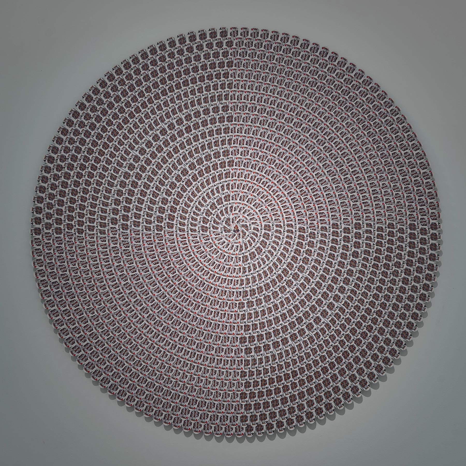 Nicola Bolla, Mandala (2012 ; cartes de jeu sur carton, diamètre 210 cm) Nicola Bolla, Mandala (2012 ; cartes de jeu sur carton, diamètre 210 cm)