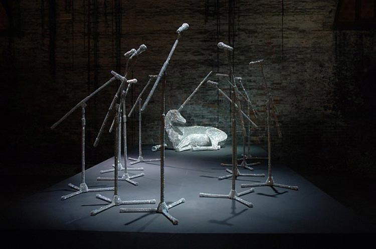 Nicola Bolla, Rêve d'Orphée (2009 ; cristaux Swarovski sertis sur un filet de fer, dimensions variables). Vue de l'installation au pavillon italien, Biennale de Venise 2009 Nicola Bolla, Rêve d'Orphée (2009 ; cristaux Swarovski sertis sur un filet de fer, dimensions variables). Vue de l'installation au pavillon italien, Biennale de Venise 2009