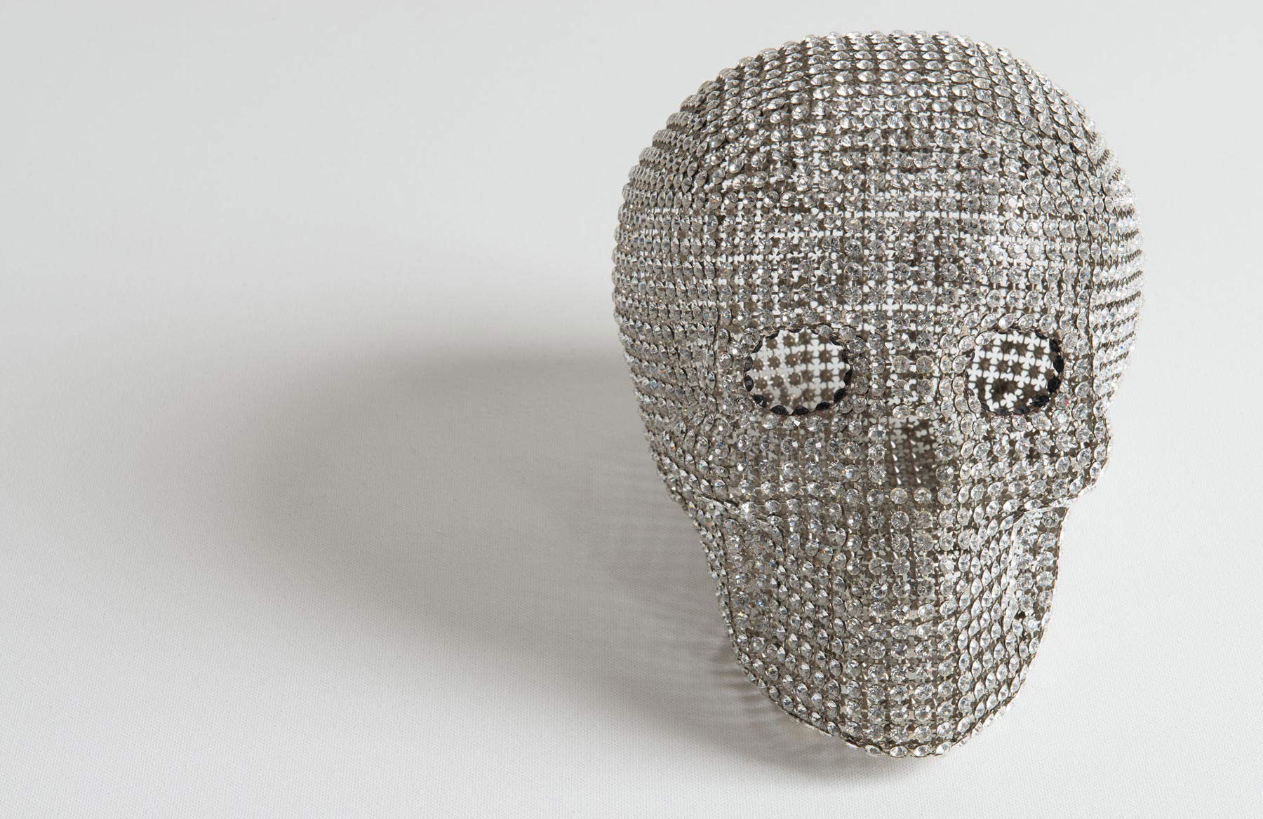 Nicola Bolla, Vanitas (1997 ; laiton et cristaux Swarovski, 18 x 22 x 14 cm) Nicola Bolla, Vanitas (1997 ; laiton et cristaux Swarovski, 18 x 22 x 14 cm)