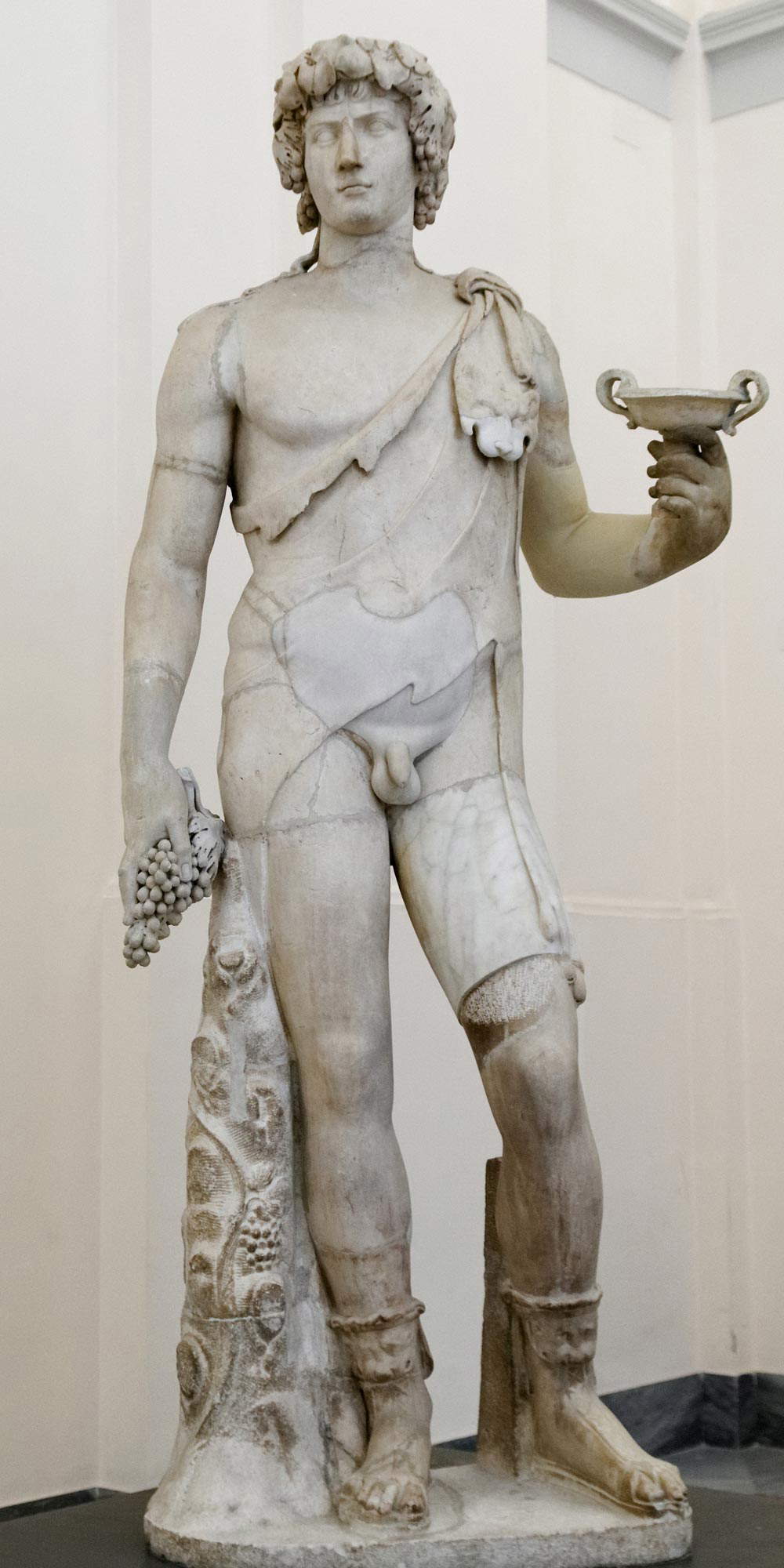 Römische Kunst, Antinous-Bacco (2. Jahrhundert n. Chr.; Marmor; Neapel, Archäologisches Nationalmuseum) Römische Kunst, Antinous-Bacco (2. Jahrhundert n. Chr.; Marmor; Neapel, Archäologisches Nationalmuseum)