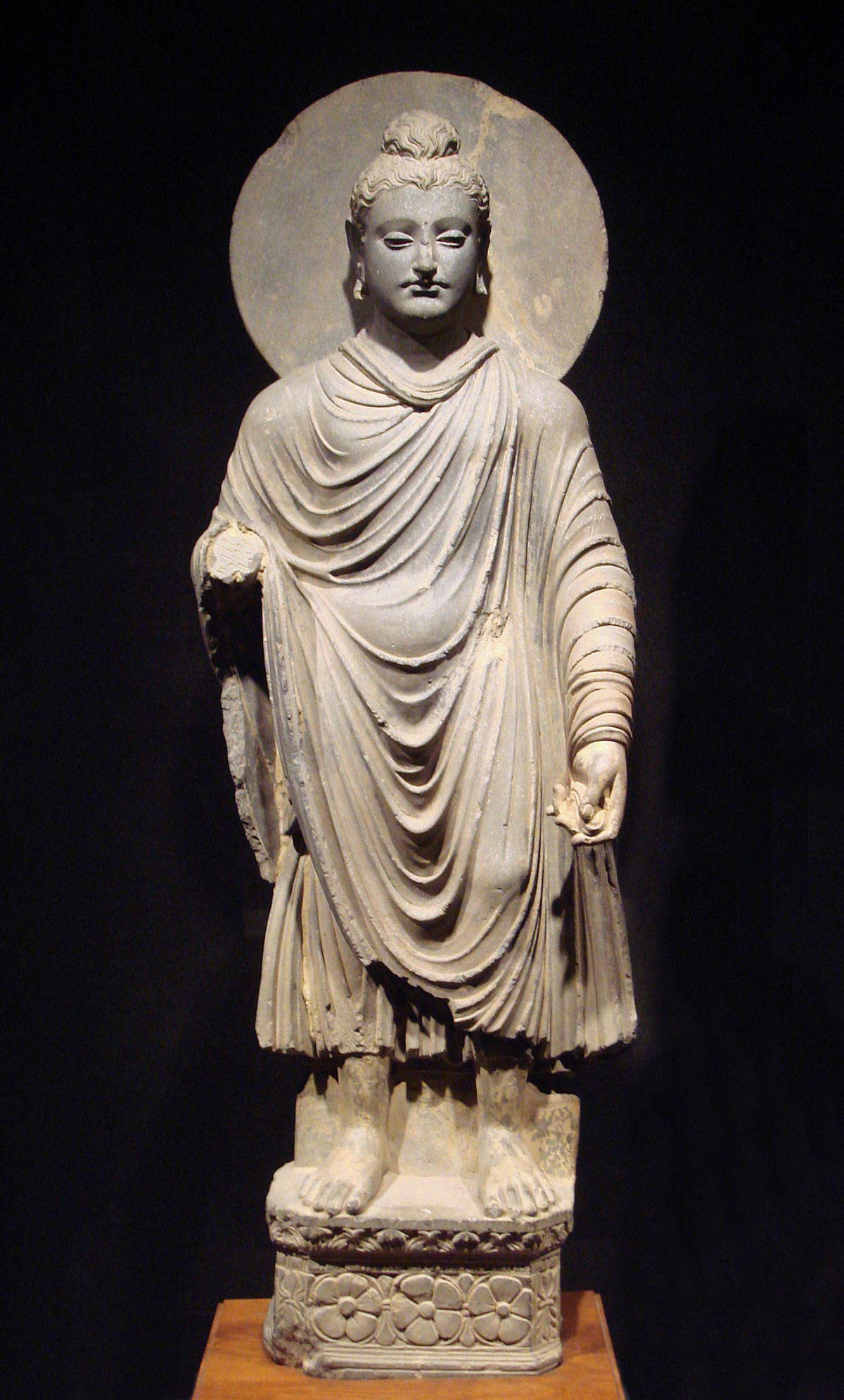 Griechisch-buddhistische Kunst, Stehender Buddha (1.-2. Jahrhundert n. Chr.; Stein, Höhe 111,2 cm; Tokio, Nationalmuseum) Griechisch-buddhistische Kunst, Stehender Buddha (1.-2. Jahrhundert n. Chr.; Stein, Höhe 111,2 cm; Tokio, Nationalmuseum)