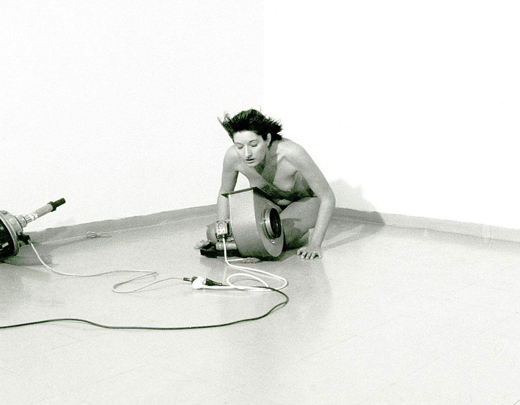 Giovanna Dal Magro, Marina Abramović dans Rhythm 4 à la galerie Il Diagramma Giovanna Dal Magro, Marina Abramović dans Rhythm 4 à la galerie Il Diagramma