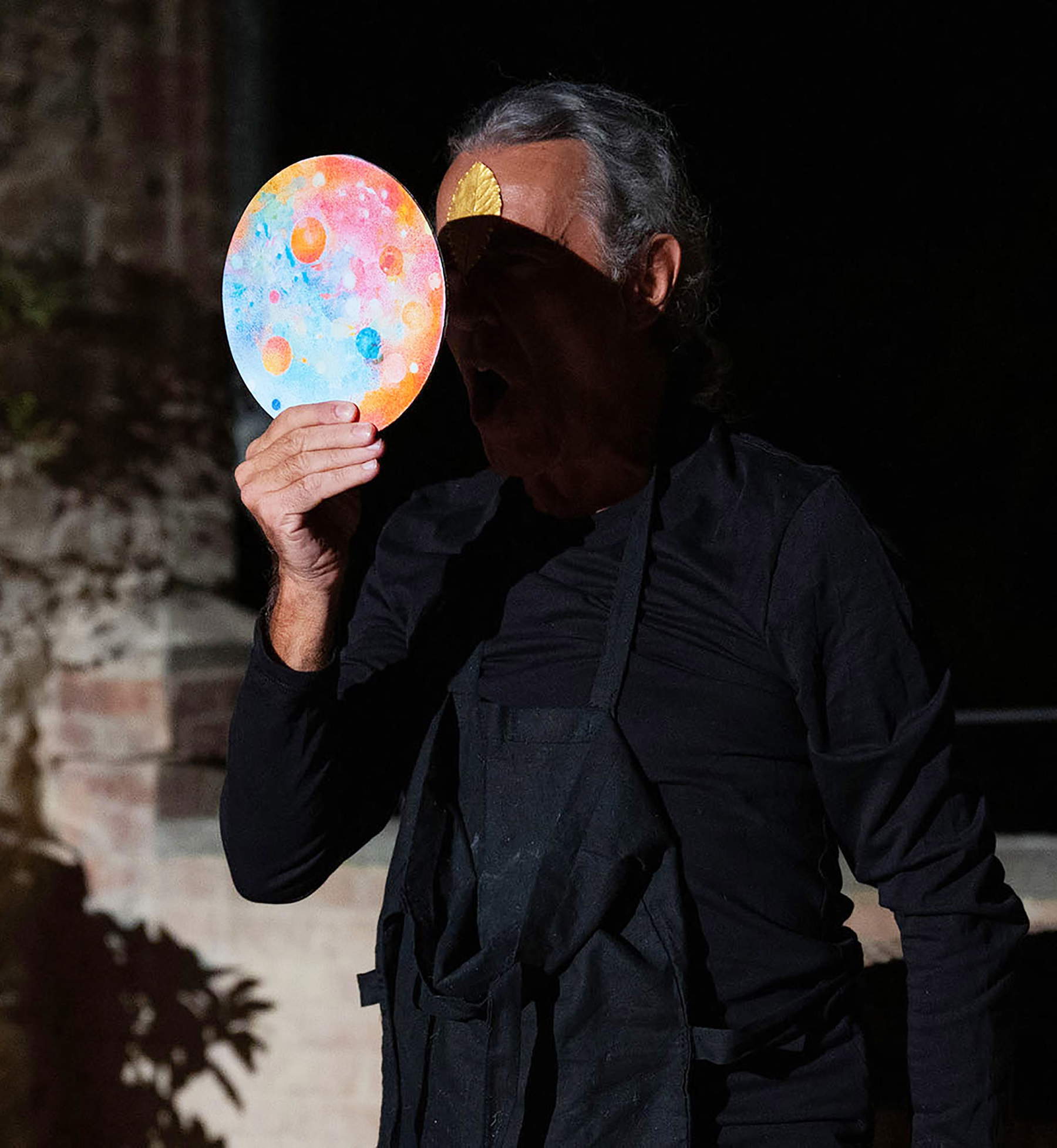 Angelo Pretolani, Sous le trottoir il y a la plage (Sentieri. D'altro Dissegno D'io), performance. Spina- Perugia, Gecko Fest, 10 septembre 2022. Angelo Pretolani, Sous le trottoir il y a la plage (Sentieri. D'altro Dissegno D'io), performance. Spina- Perugia, Gecko Fest, 10 septembre 2022.