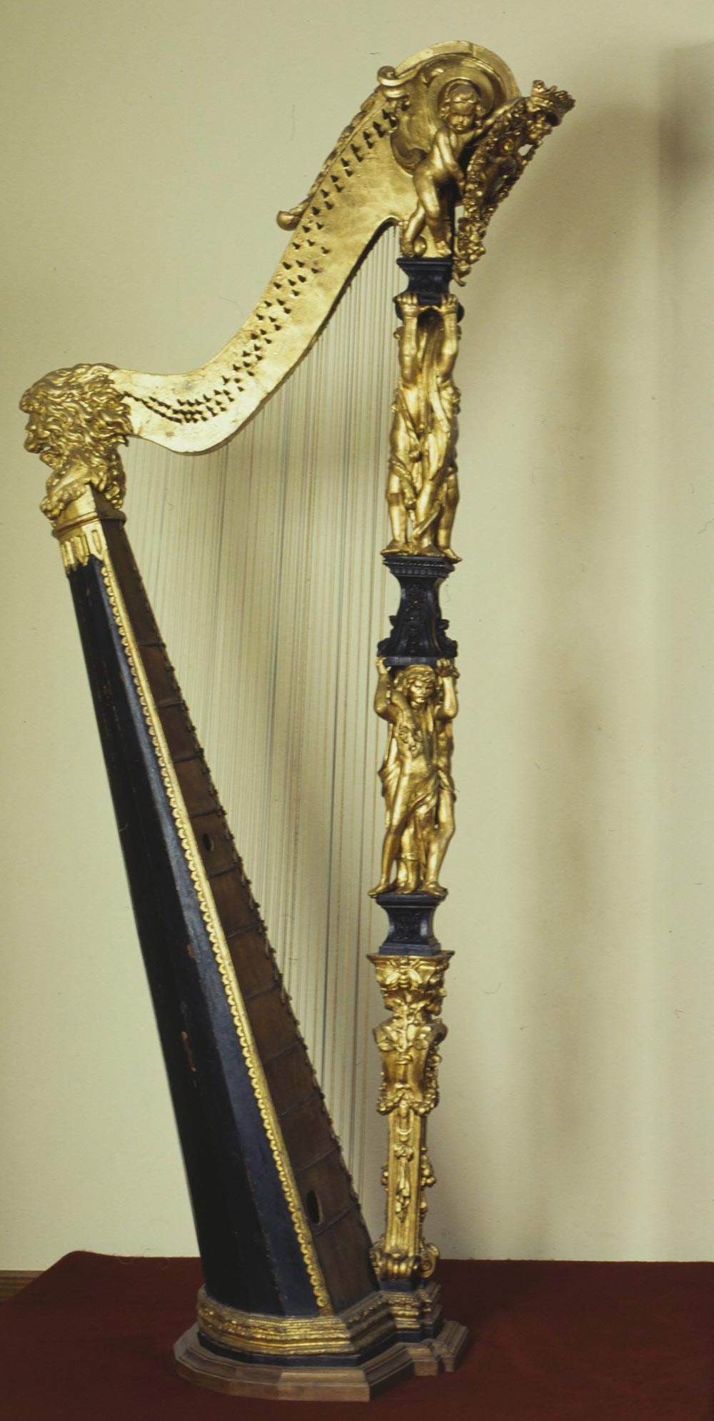 Girolamo Acciari (fabricante), Giovanni Tubi (tallista), Arpa Barberini (1633; madera moldeada, tallada, pintada, dorada, metal, cuerdas de tripa no originales, 205 x 87 x 45 cm; Roma, Museo Nazionale degli Strumenti Musicali)
