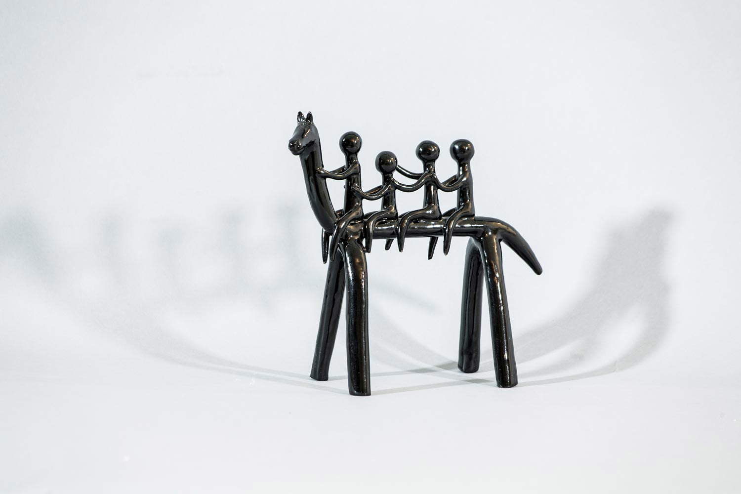 Fausto Melotti, Niños (c. 1960; cerámica vidriada, 18 x 18,5 x 8 cm; Colección particular). Fotografía cortesía de Hauser &amp; Wirth, cortesía de Fondazione Fausto Melotti, Milán.
