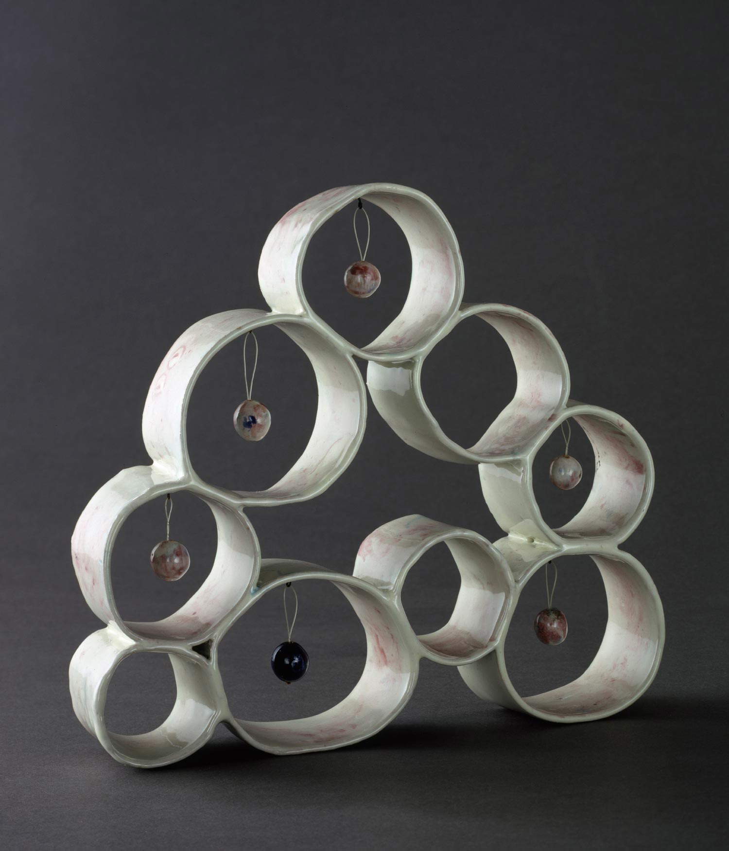 Fausto Melotti, Círculos (hacia 1960; cerámica vidriada policromada, nailon y latón, 23,8 &times; 26,5 &times; 5 cm; colección privada). Fotografía cortesía de Hauser &amp; Wirth, cortesía de Fondazione Fausto Melotti, Milán.