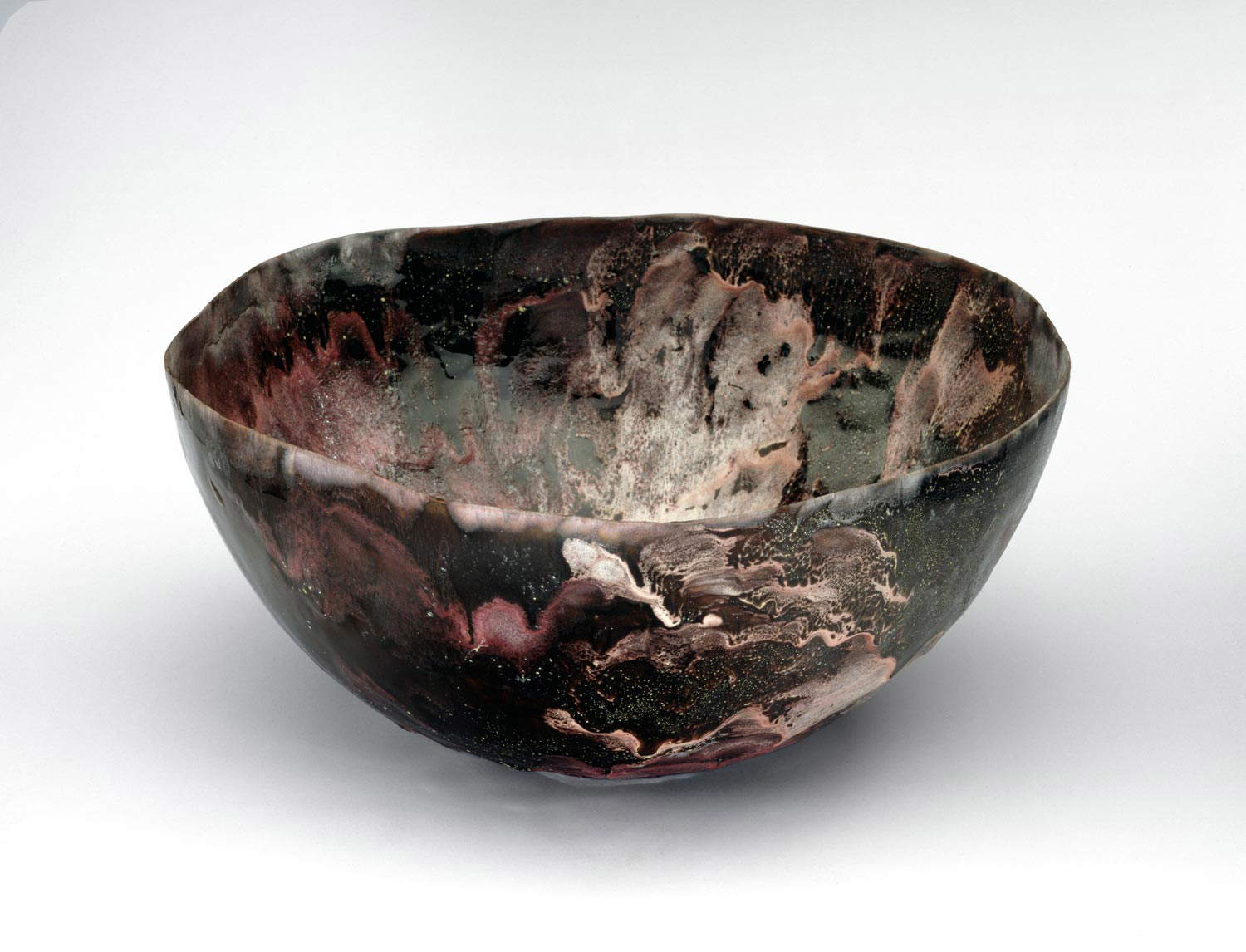 Fausto Melotti, Taza (c. 1954; cerámica vidriada policromada, 14,5 &times; 33 cm; Colección particular). Fotografía cortesía de Hauser &amp; Wirth, cortesía de Fondazione Fausto Melotti, Milán.