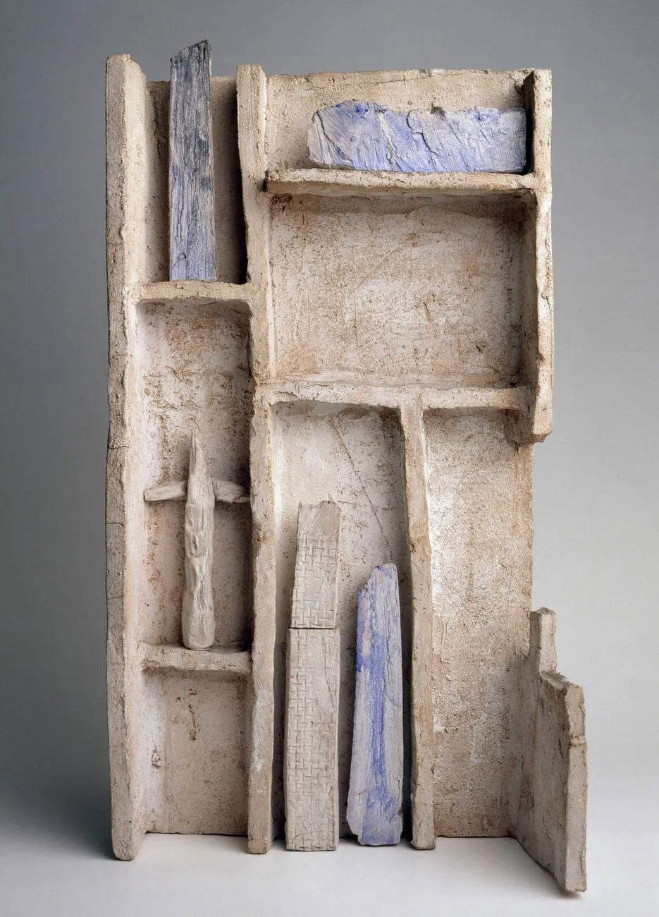 Fausto Melotti, El teatro Scheiwiller (1962; terracota pintada, 53,1 x 28,5 x 12,6 cm; Colección Alina Kalczy ska Scheiwiller)
