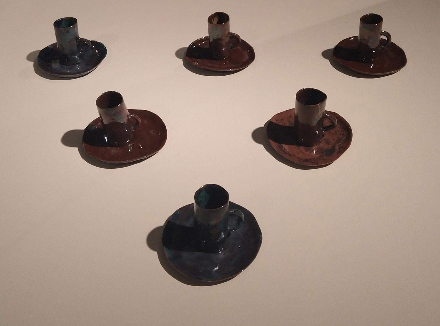 Fausto Melotti, Servicio de café (hacia 1955; cerámica vidriada policromada, 7,2 x 12 cm; Milán, Colección Arosio)