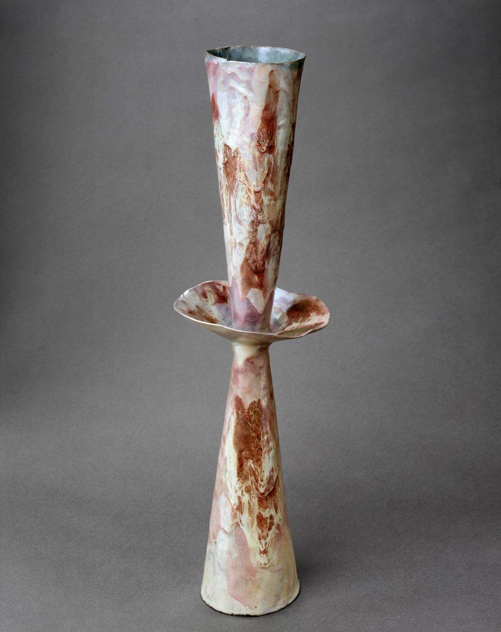 Fausto Melotti, Jarrón (c. 1950; cerámica vidriada policromada, altura 58 cm, diámetro 17 cm; Colección particular). Fotografía cortesía de Hauser &amp; Wirth, cortesía de Fondazione Fausto Melotti, Milán.