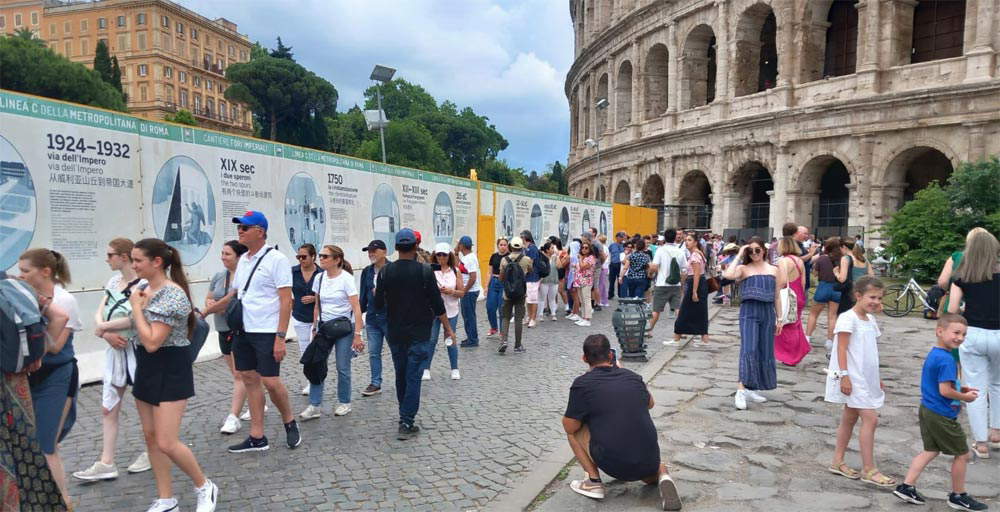 Die Warteschlange vor dem Kolosseum auf einem der von Minister Sangiuliano auf Twitter geposteten Fotos Die Warteschlange vor dem Kolosseum auf einem der von Minister Sangiuliano auf Twitter geposteten Fotos
