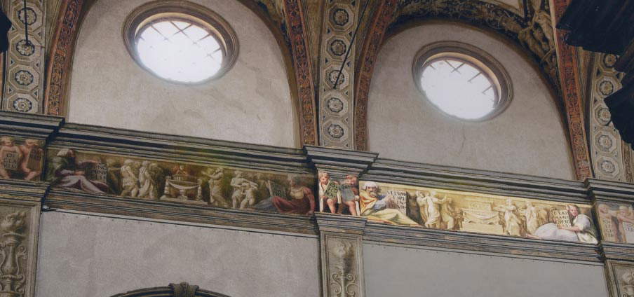 Parme, église abbatiale de San Giovanni Evangelista, Correggio: bandeau peint de la nef centrale, panneau gauche non restauré, panneau droit après restauration mettant en évidence le dessin exécutif en jaune et blanc (Photo RCR). Parme, église abbatiale de San Giovanni Evangelista, Correggio: bandeau peint de la nef centrale, panneau gauche non restauré, panneau droit après restauration mettant en évidence le dessin exécutif en jaune et blanc (Photo RCR).