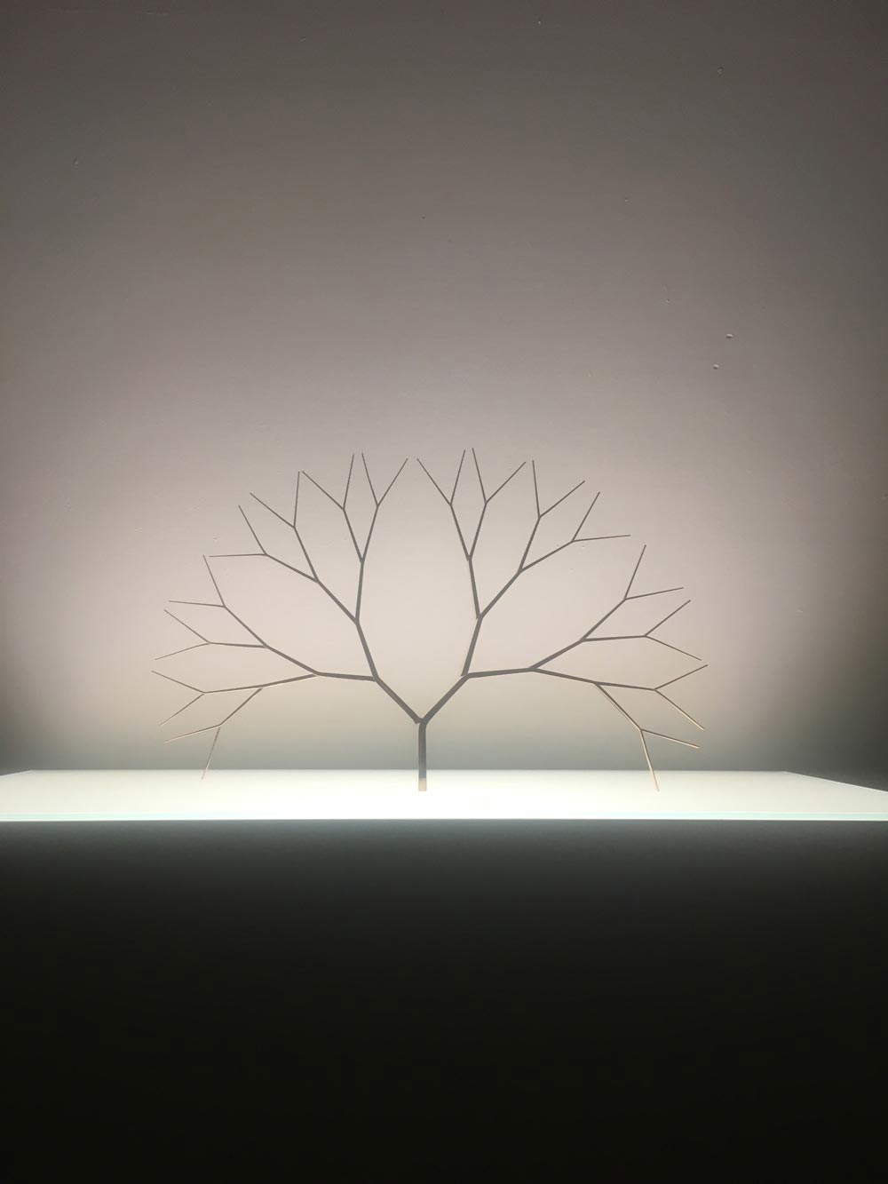 Letizia Galli, Binary Tree BTK63D (2018; acciaio placcato oro, 57 x 16 x 36 cm) Letizia Galli, Binary Tree BTK63D (2018; acciaio placcato oro, 57 x 16 x 36 cm)