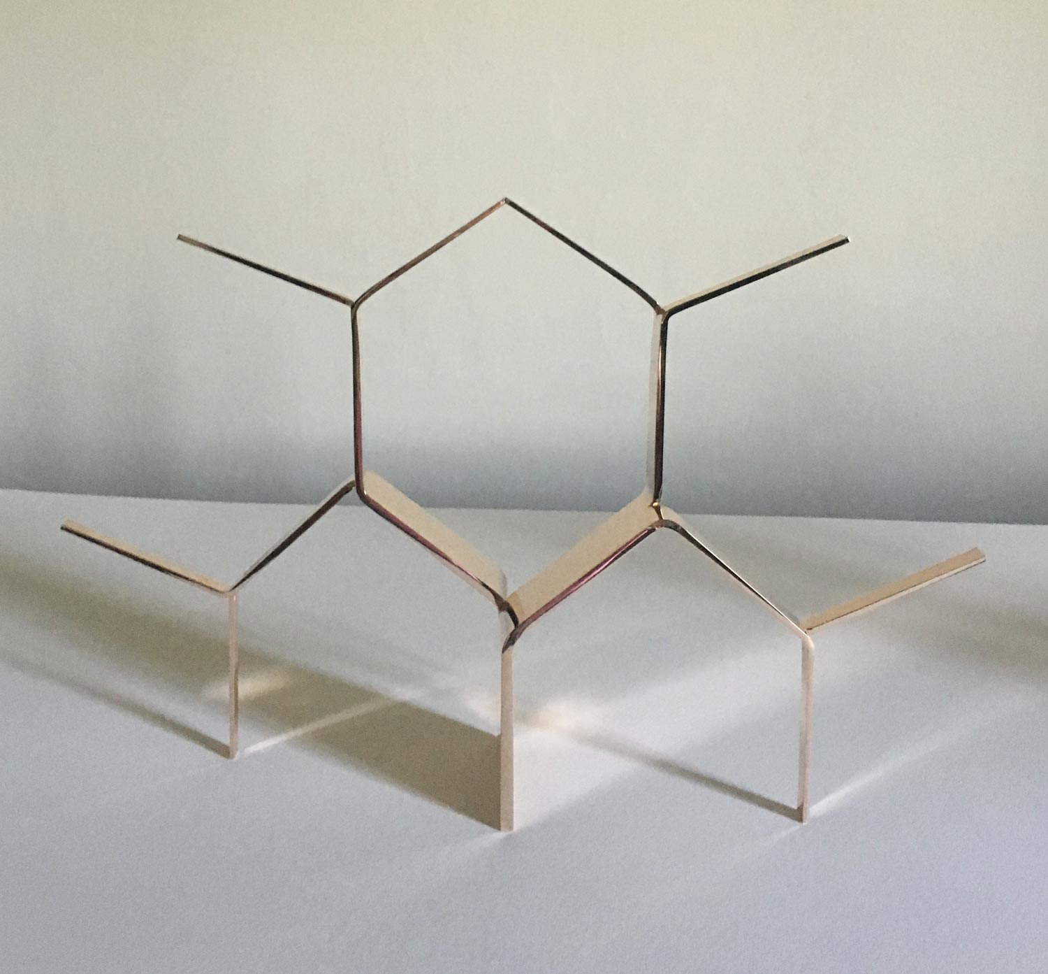 Letizia Galli, Binary Tree BTK43D (2018; acciaio placcato oro, 40 x 8 x 27 cm) Letizia Galli, Binary Tree BTK43D (2018; acciaio placcato oro, 40 x 8 x 27 cm)