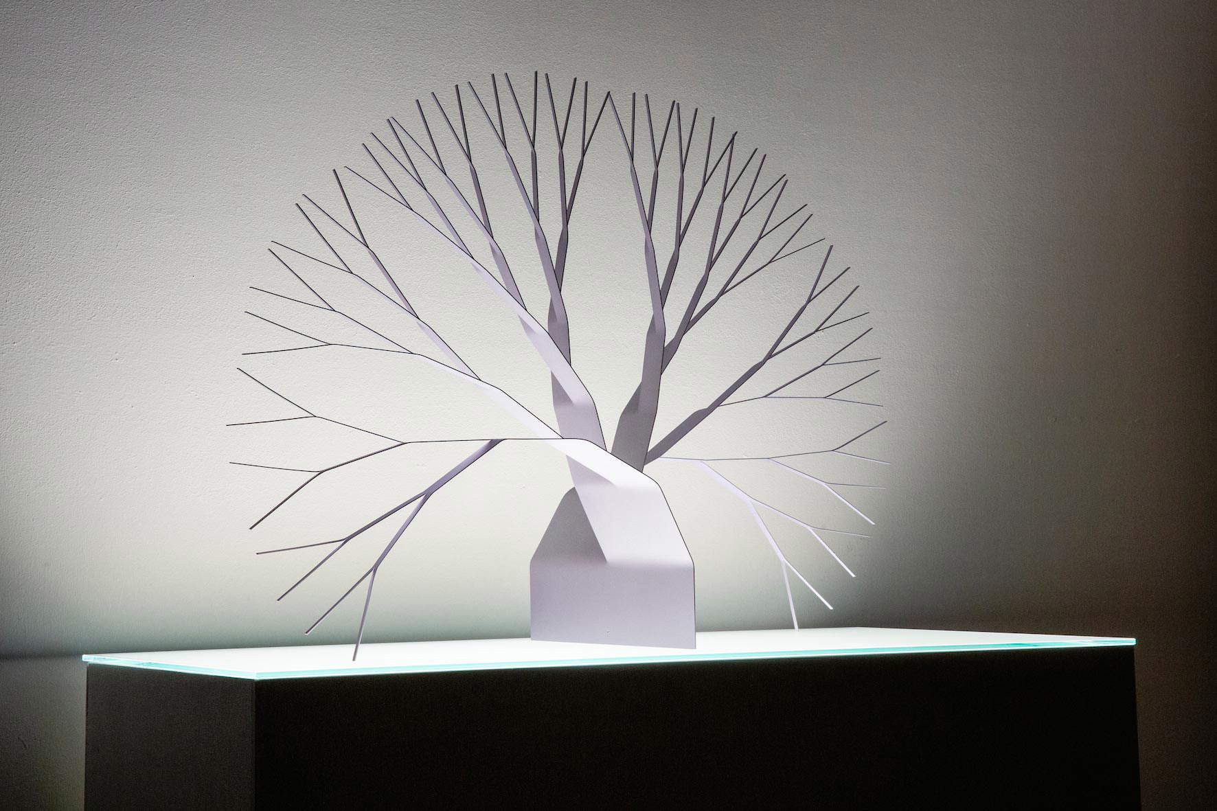 Letizia Galli, Connection to the Divine (2019; alluminio verniciato, 84 x 56 x 32 cm) Letizia Galli, Connection to the Divine (2019; alluminio verniciato, 84 x 56 x 32 cm)