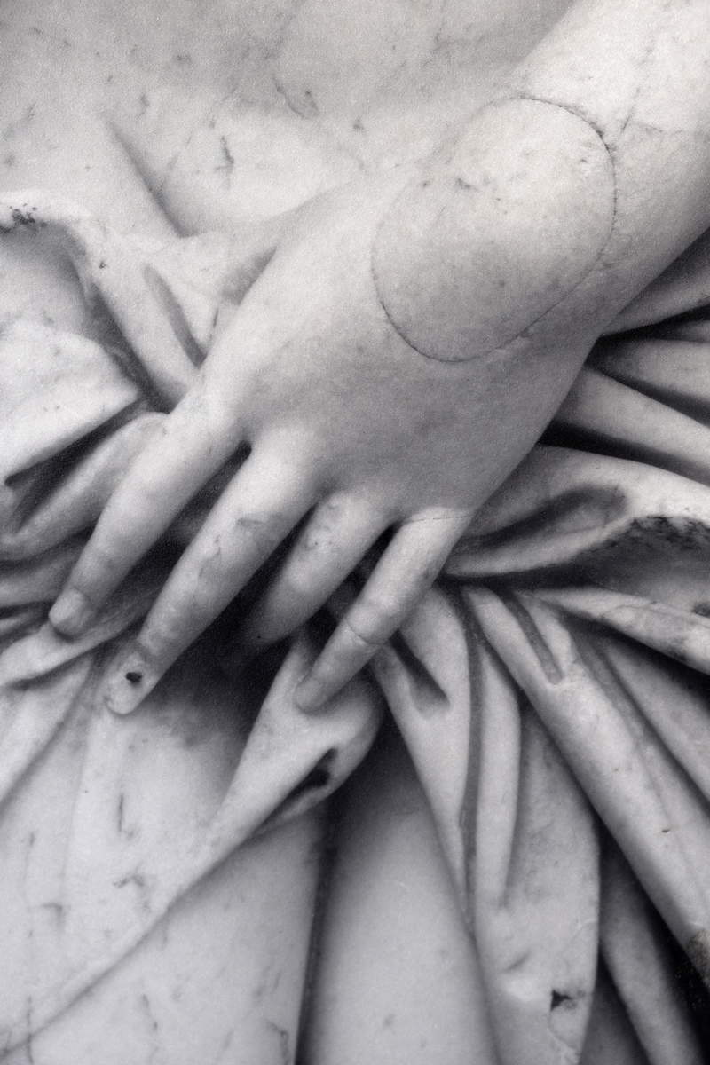 Dune Varela, dalla serie Sculptures (2023; stampa fotografica su marmo). Su concessione dell'artista. Dune Varela, dalla serie Sculptures (2023; stampa fotografica su marmo). Su concessione dell'artista.