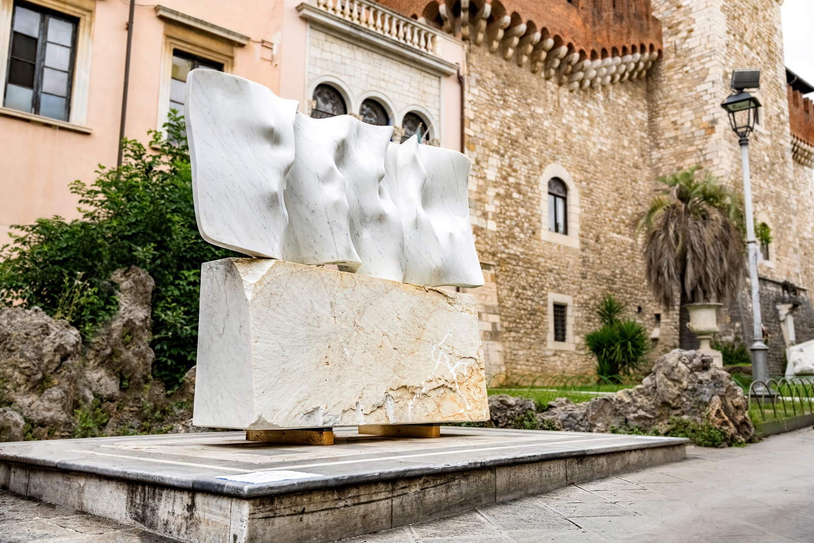 Giò Pomodoro, Folla grande (1961-62; marmo bianco Carrara, 112x255x40 cm + base; Collezione privata). Foto: Giuseppe D’Aleo Giò Pomodoro, Folla grande (1961-62; marmo bianco Carrara, 112x255x40 cm + base; Collezione privata). Foto: Giuseppe D’Aleo