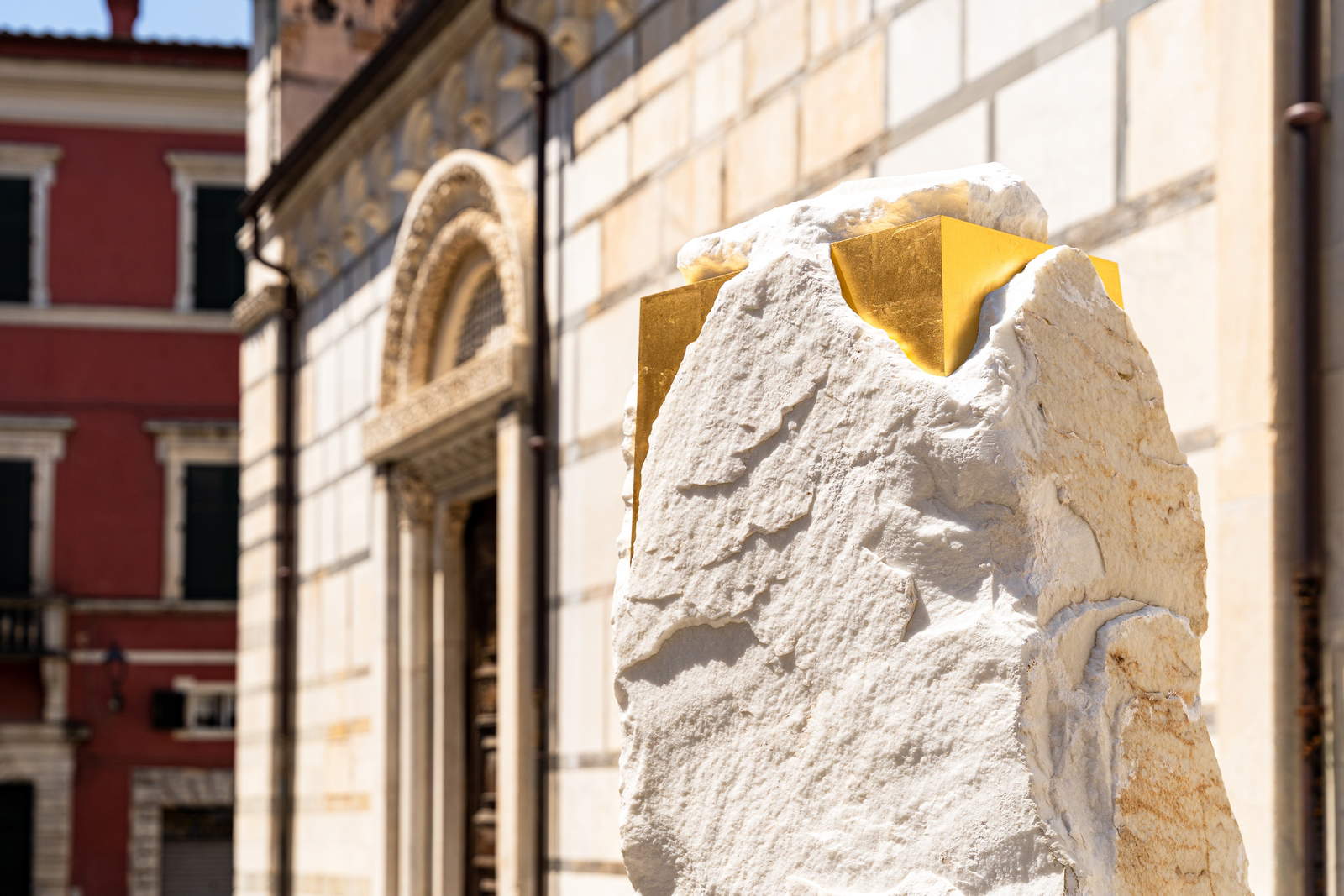 Mattia Bosco, Sezione Aurea C1 C2 C3, dettaglio (2023; composizione di tre blocchi, marmo di Carrara). Su concessione dell'artista. Foto: Giuseppe D’Aleo Mattia Bosco, Sezione Aurea C1 C2 C3, dettaglio (2023; composizione di tre blocchi, marmo di Carrara). Su concessione dell'artista. Foto: Giuseppe D’Aleo