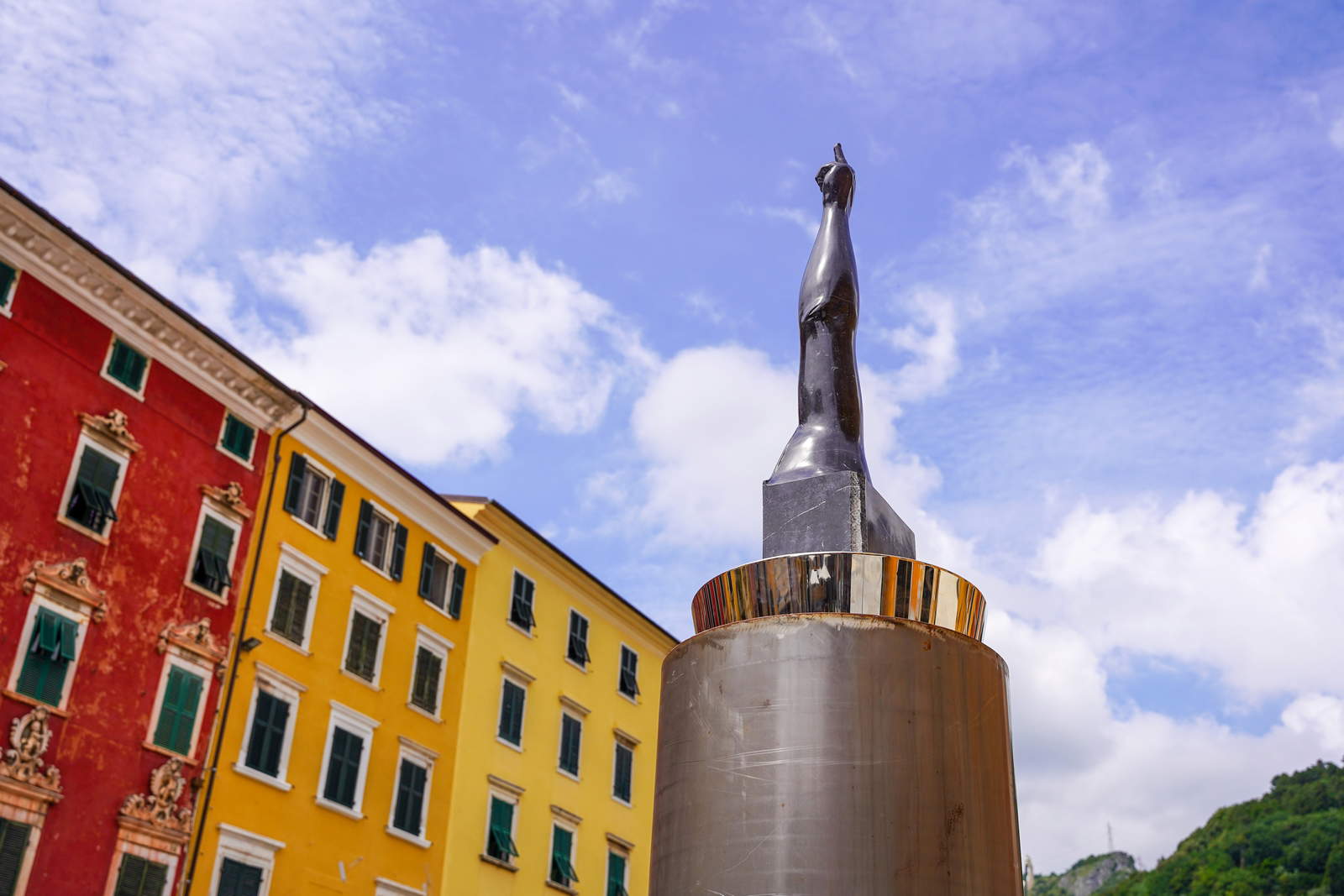 Michelangelo Galliani, Lassù (2019, marmo nero marquiña, acciaio inox e acciaio). Su concessione di Cris Contini Contemporary, Londra. Foto: Giuseppe D'Aleo Michelangelo Galliani, Lassù (2019, marmo nero marquiña, acciaio inox e acciaio). Su concessione di Cris Contini Contemporary, Londra. Foto: Giuseppe D'Aleo