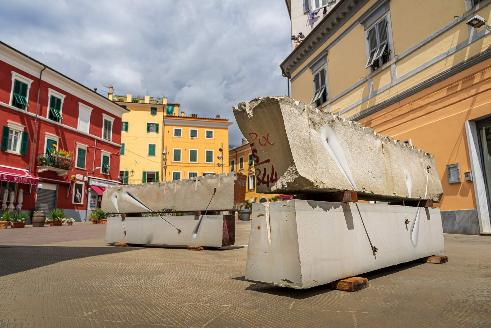 Mikayel Ohanjanyan, Legami #42 #43 (2023; quarzite, ferro e acciaio, 130x362x55 cm e 131x349x65 cm). Su concessione dell'artista. Foto: Giuseppe D’Aleo Mikayel Ohanjanyan, Legami #42 #43 (2023; quarzite, ferro e acciaio, 130x362x55 cm e 131x349x65 cm). Su concessione dell'artista. Foto: Giuseppe D’Aleo