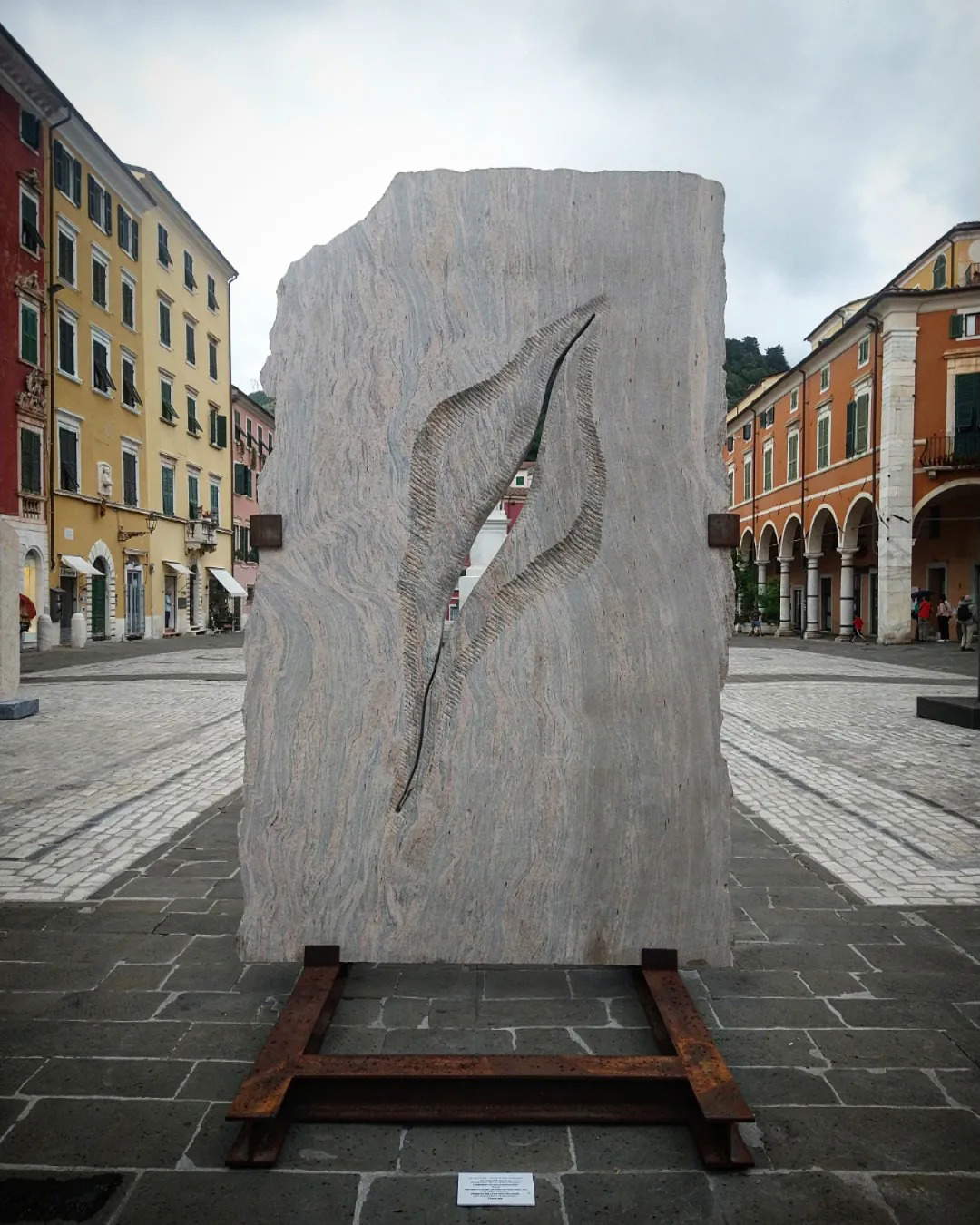 MOG, Stele (2019; granito indiano rosa Juparanà) MOG, Stele (2019; granito indiano rosa Juparanà)