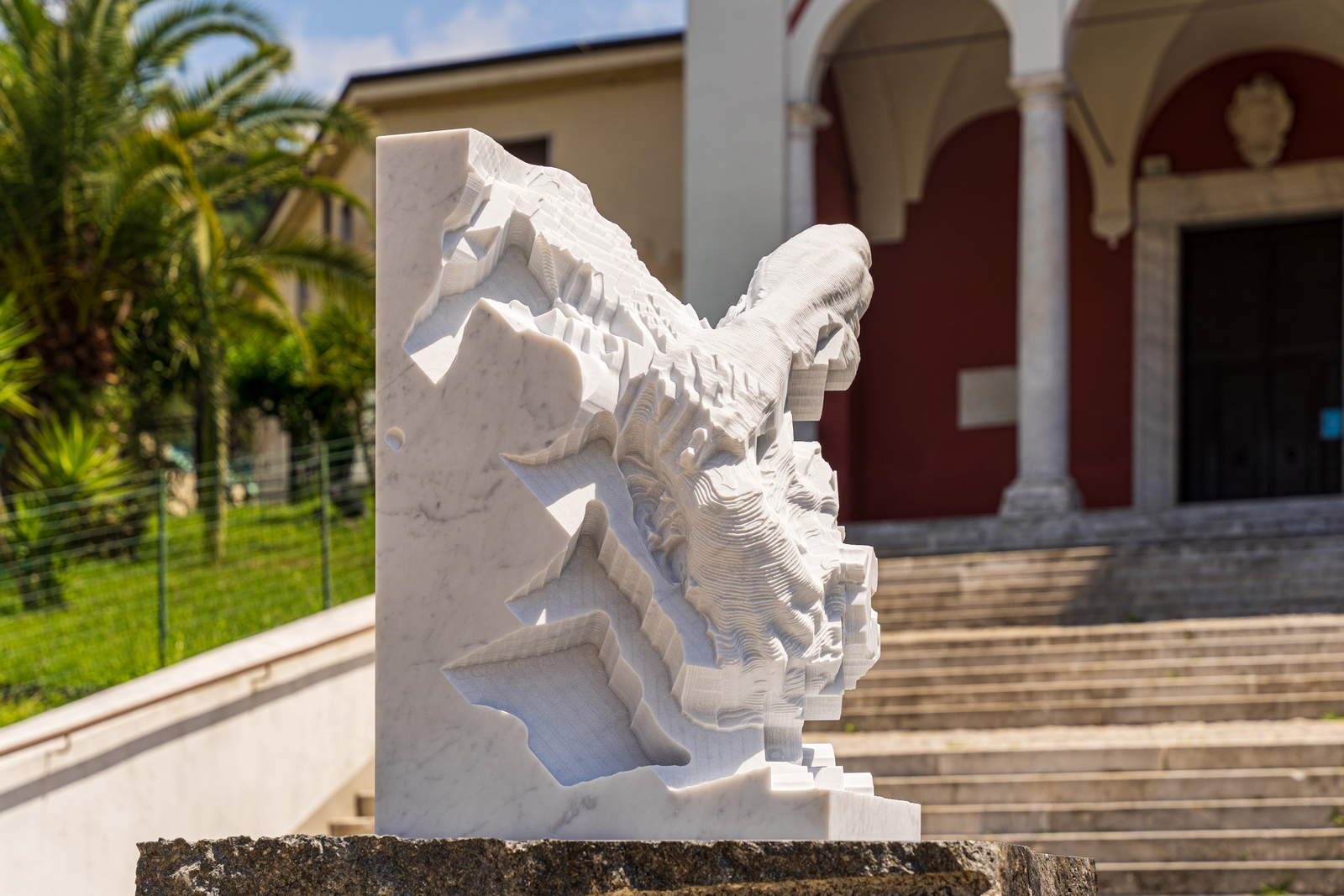 Quayola, Hercules & Nessus (2023; marmo bianco di Carrara, 80x45x55 cm). Collaborazione con cave di marmo Successori Adolfo Corsi, con il supporto tecnico della società di integrazione robotica Robotor. Foto: Giuseppe D’Aleo Quayola, Hercules & Nessus (2023; marmo bianco di Carrara, 80x45x55 cm). Collaborazione con cave di marmo Successori Adolfo Corsi, con il supporto tecnico della società di integrazione robotica Robotor. Foto: Giuseppe D’Aleo