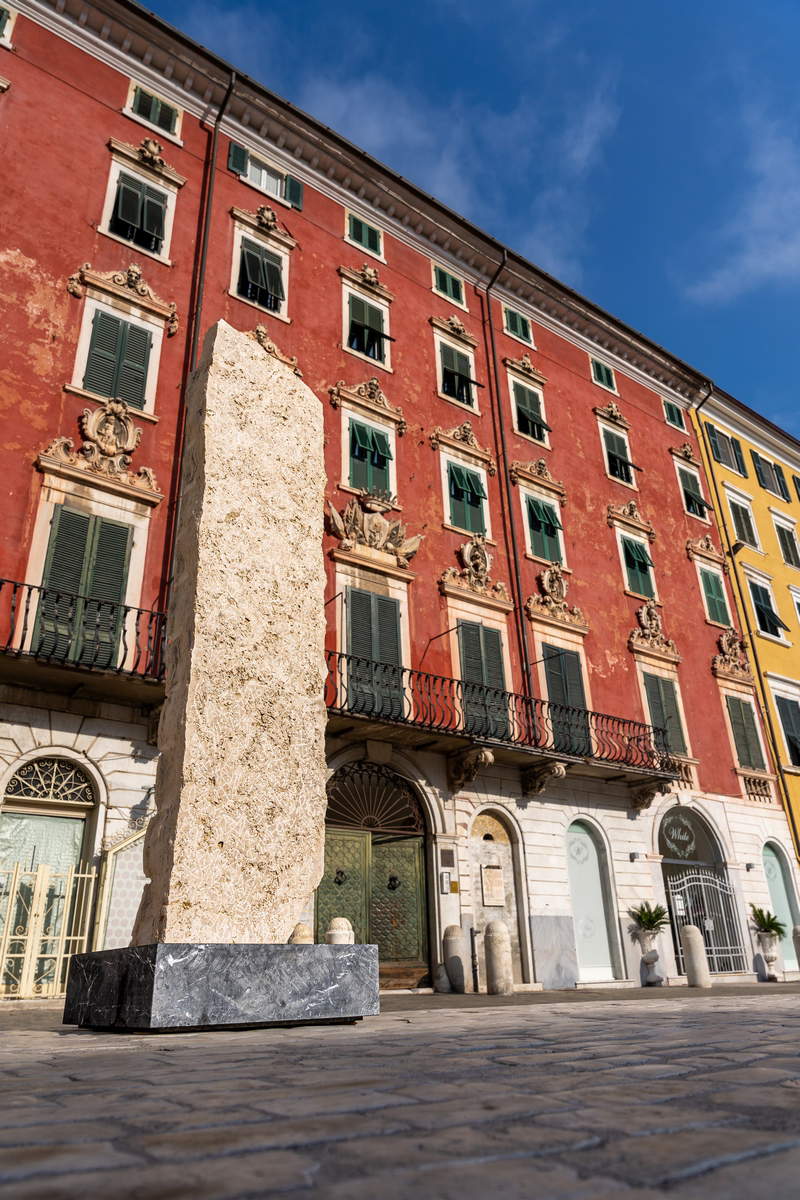 Sergi Barnils, Senza titolo (2021-2022; encausto su marmo travertino romano e marmo nero marquiña, 235x55x21 cm + base 70x65x19 cm). Su concessione di MARCOROSSI artecontemporanea, Milano e Pietrasanta. Foto: Giuseppe D’Aleo Sergi Barnils, Senza titolo (2021-2022; encausto su marmo travertino romano e marmo nero marquiña, 235x55x21 cm + base 70x65x19 cm). Su concessione di MARCOROSSI artecontemporanea, Milano e Pietrasanta. Foto: Giuseppe D’Aleo