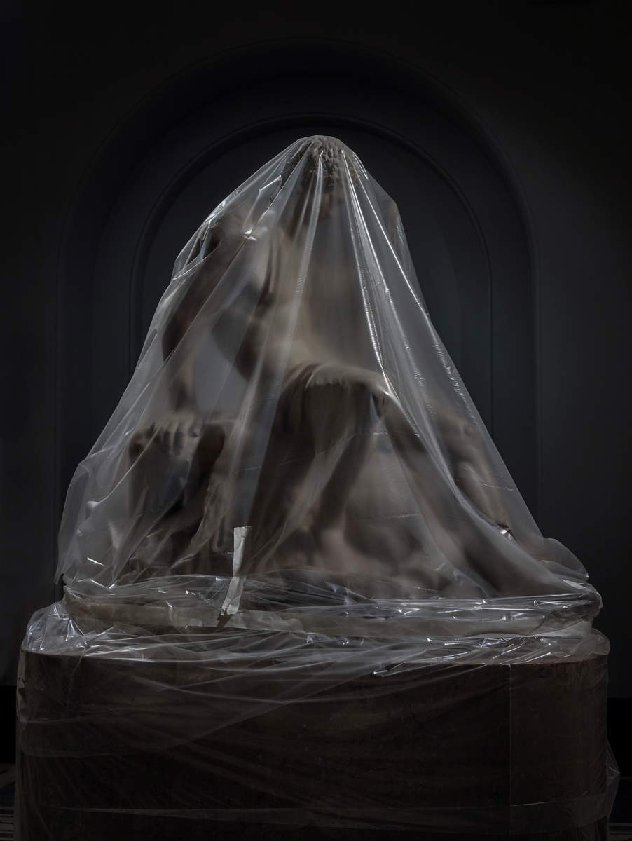 Simon Roberts, Shrouded Sculpture #1 (Theseus and the Minotaur by Antonio Canova) (2021; stampa ai pigmenti, 147,3x111,8 cm). Su concessione dell'artista Simon Roberts, Shrouded Sculpture #1 (Theseus and the Minotaur by Antonio Canova) (2021; stampa ai pigmenti, 147,3x111,8 cm). Su concessione dell'artista