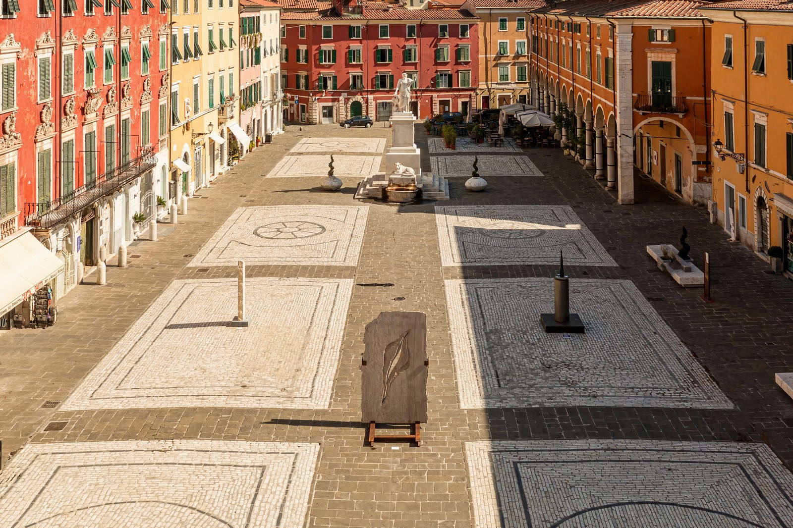 White Carrara, STILL LIV(F)E. Le forme della scultura. Allestimenti in piazza Alberica White Carrara, STILL LIV(F)E. Le forme della scultura. Allestimenti in piazza Alberica
