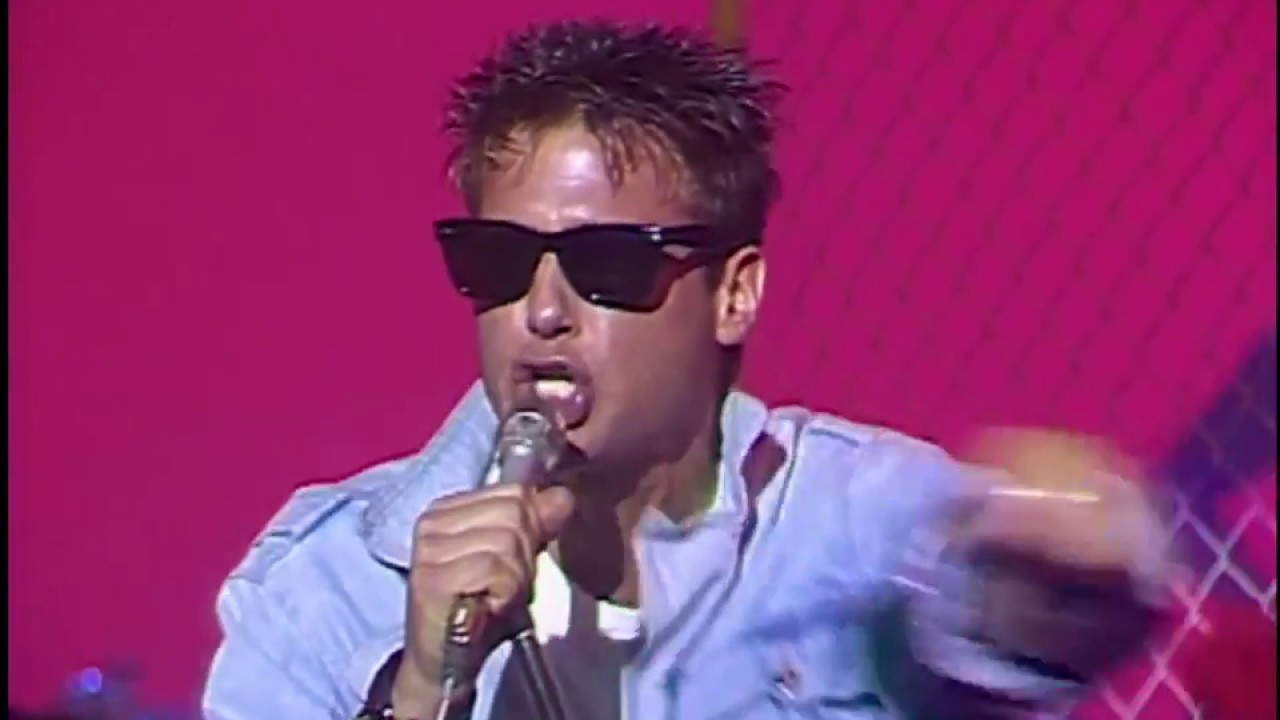 Corey Hart chante Sunglasses at night (lunettes de soleil) Corey Hart chante Sunglasses at night (lunettes de soleil)