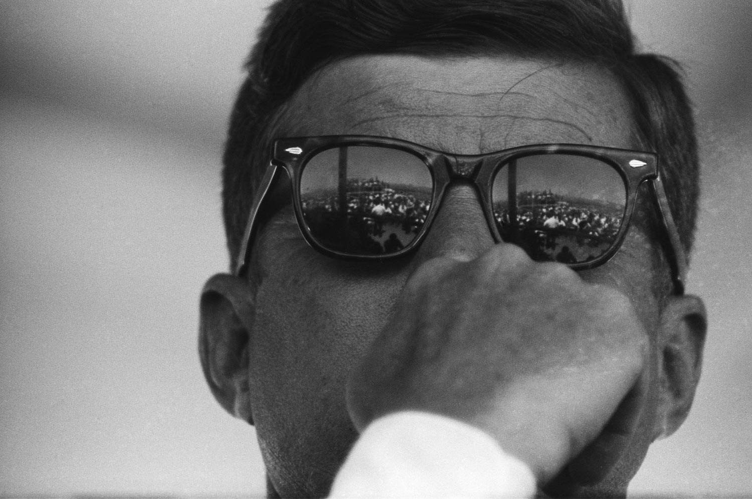 John F. Kennedy porte une paire de Wayfarer des années 1950 John F. Kennedy porte une paire de Wayfarer des années 1950