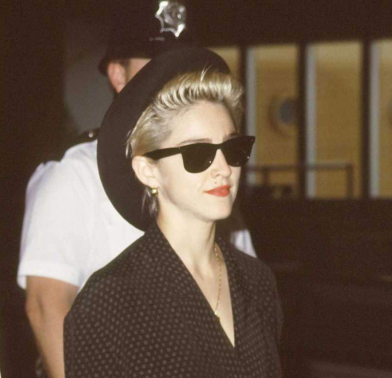 Madonna porte une paire de Wayfarer Madonna porte une paire de Wayfarer