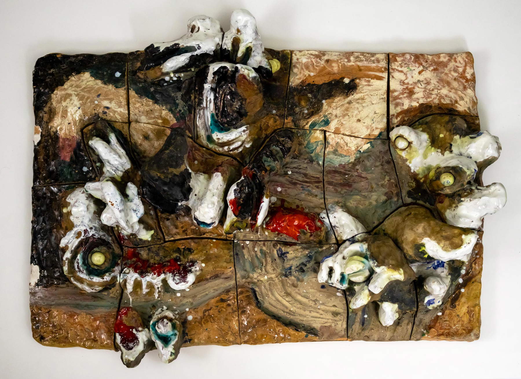 Ansgar Elde, Ohne Titel (1963; Terrakotta, Engoben und Glasuren, 135 x 75 x 21 cm; Savona, Museo della Ceramica)